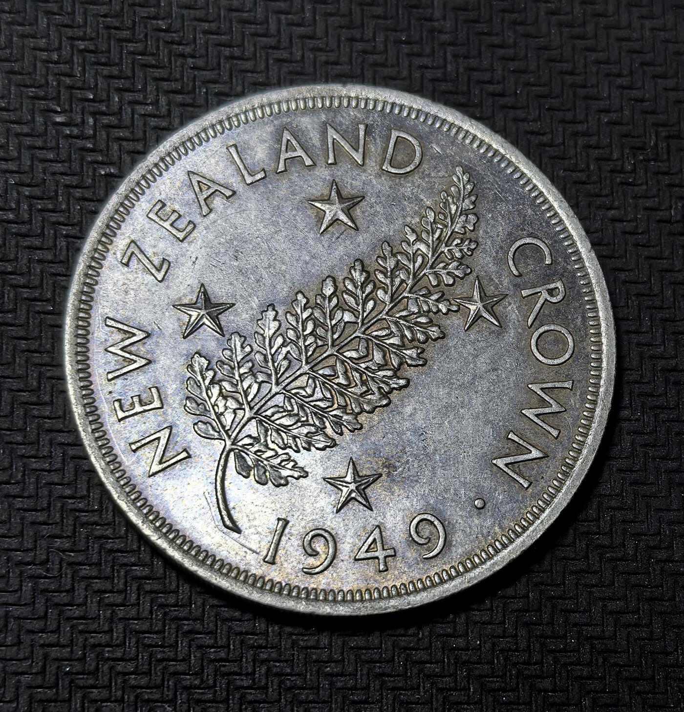 外国优质银币克朗币纪念章，每周六晚九点倒数截拍，满百包邮可寄存，持续收拍 新西兰1949年乔治六世克朗银币，背面银蕨与南十字星是国家象征，为纪念乔治六世在位末期发行，见证英联邦殖民历史与新西兰货币文化。