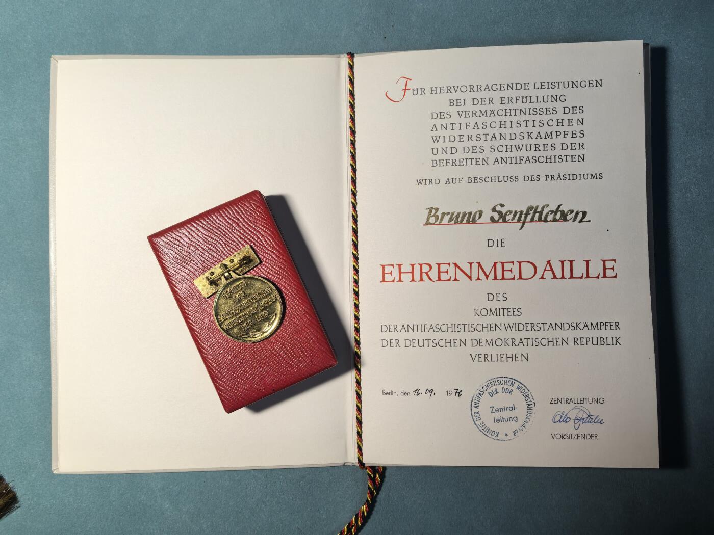 盛世勋华——号角文化勋章邮票专场拍卖第312期 东德反法西斯抵抗战士委员会纪念奖章 原盒 少见带1976年证书