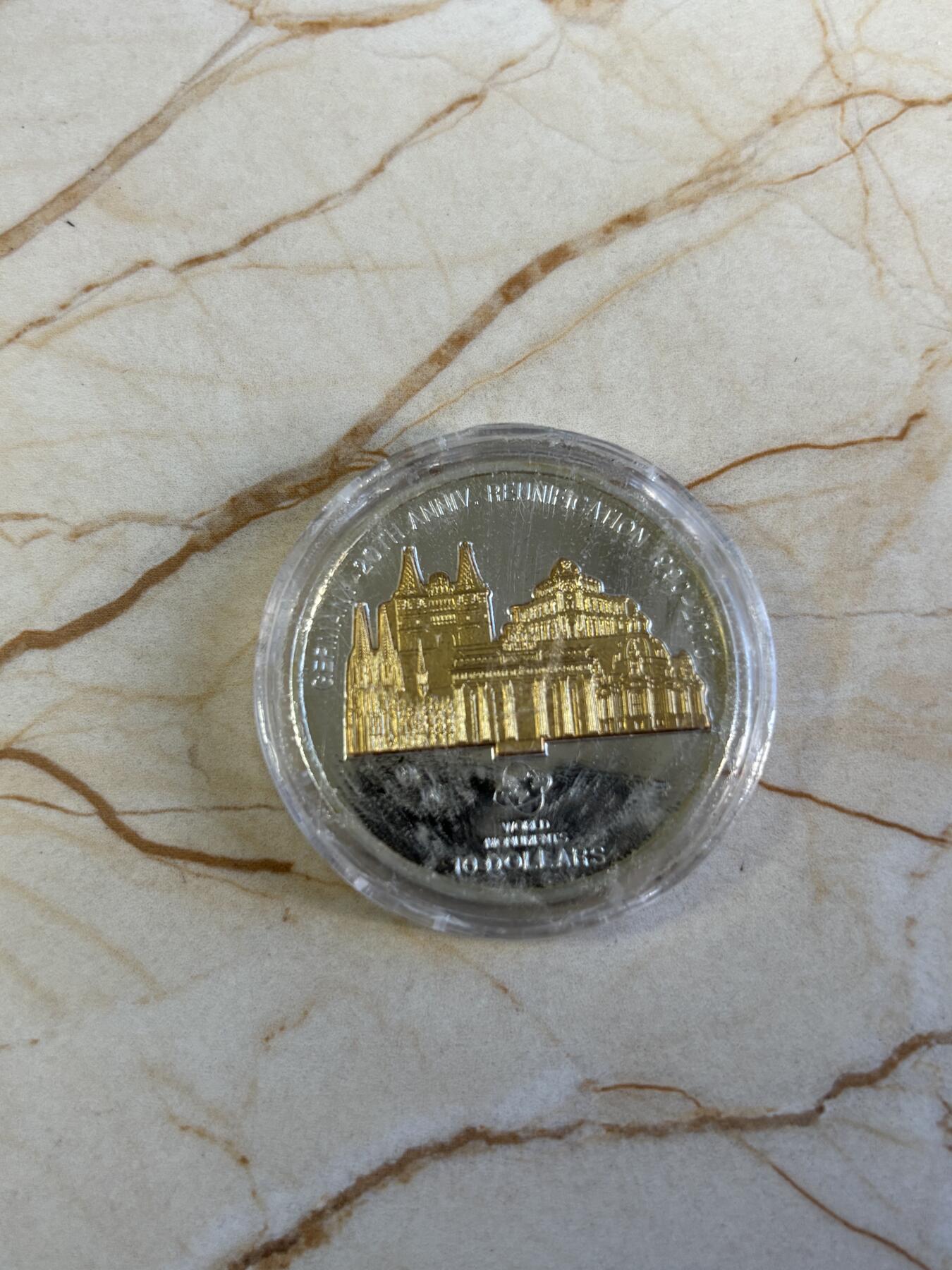 第196期拍卖 库克2010年世界奇观系列德国景观立体镀金1盎司纪念银币，999银镀金，边缘有氧化，发行3000枚，塑料盒有瑕疵