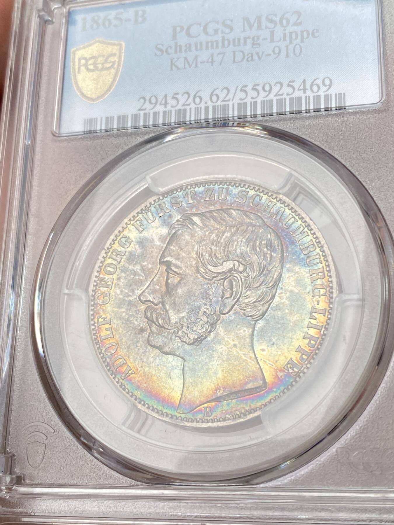 万国钱币拍卖第064期 PCGS MS62 1865年德国绍姆堡-利普天使护盾1泰勒 汉诺威厂铸造 仅单年发行7000枚的小邦品种 双天使护盾 原味浓郁孔雀蓝绿幻彩包浆 状态极赞