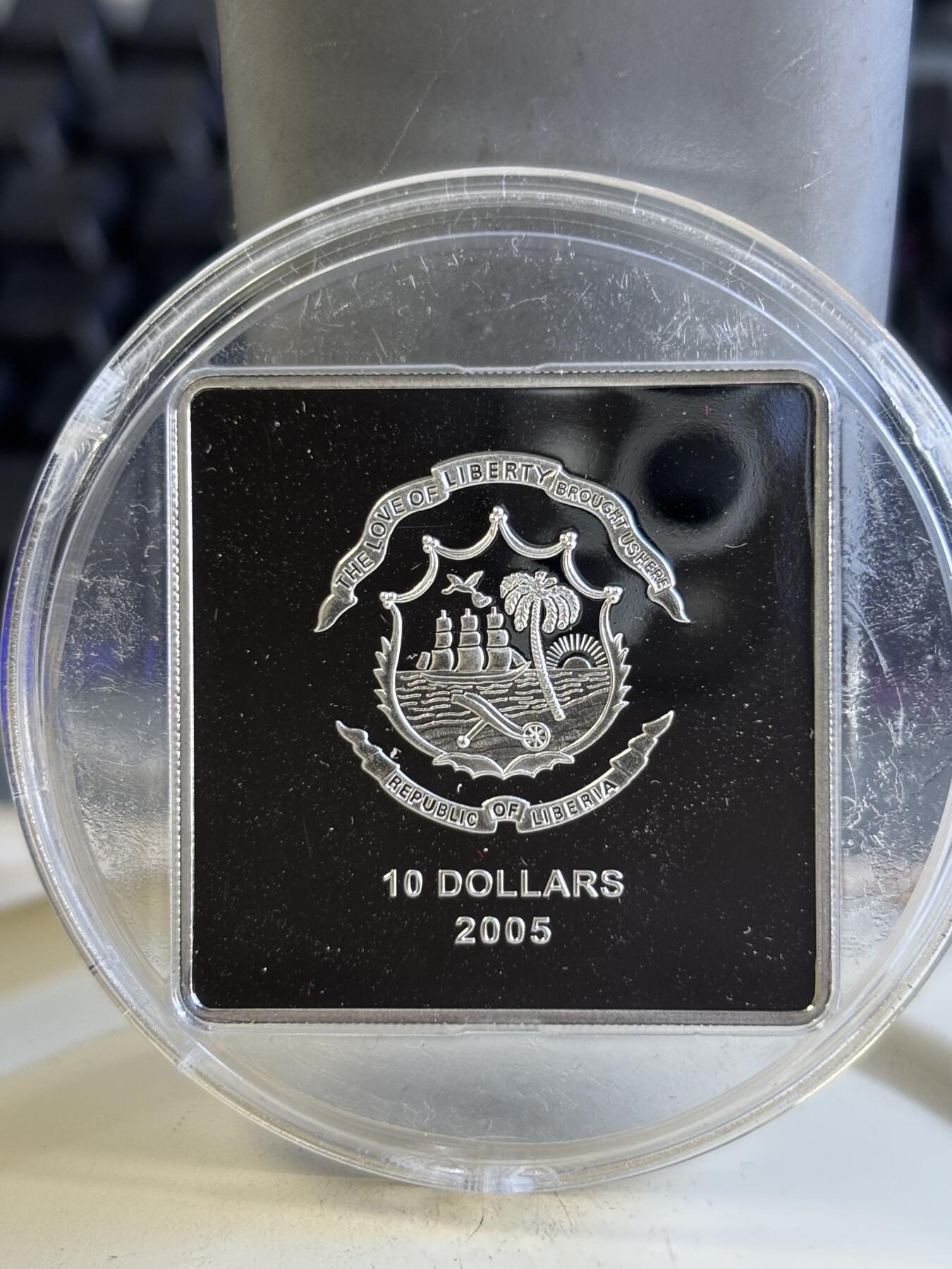 第196期拍卖 利比里亚2005年宗教系列镶嵌水晶十字架镀金纪念银币，925银，25克，塑料盒有瑕疵