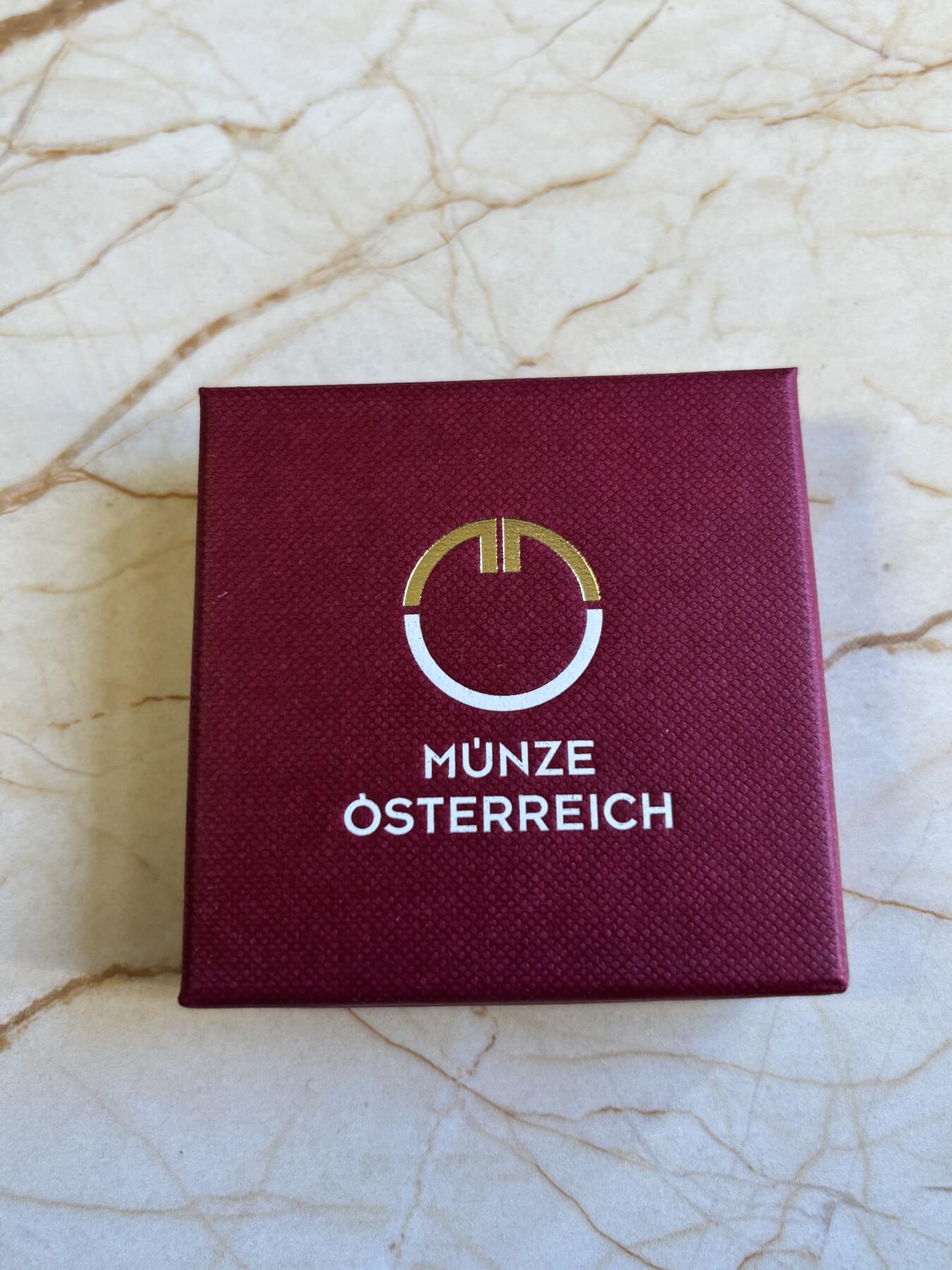 第196期拍卖 奥地利2021年世界之眼1澳洲土著造物主彩虹蛇银币，925银，22.42克，发行30000枚，有黑点