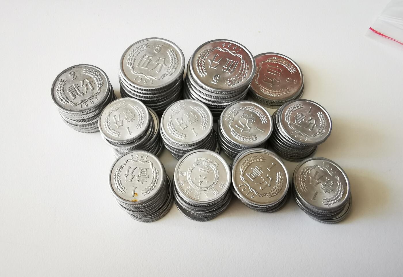 零零发外国硬币拍卖 无佣金 分币和菊花一角6枚，5分13枚，2分10枚 1分75枚。合计2.2元