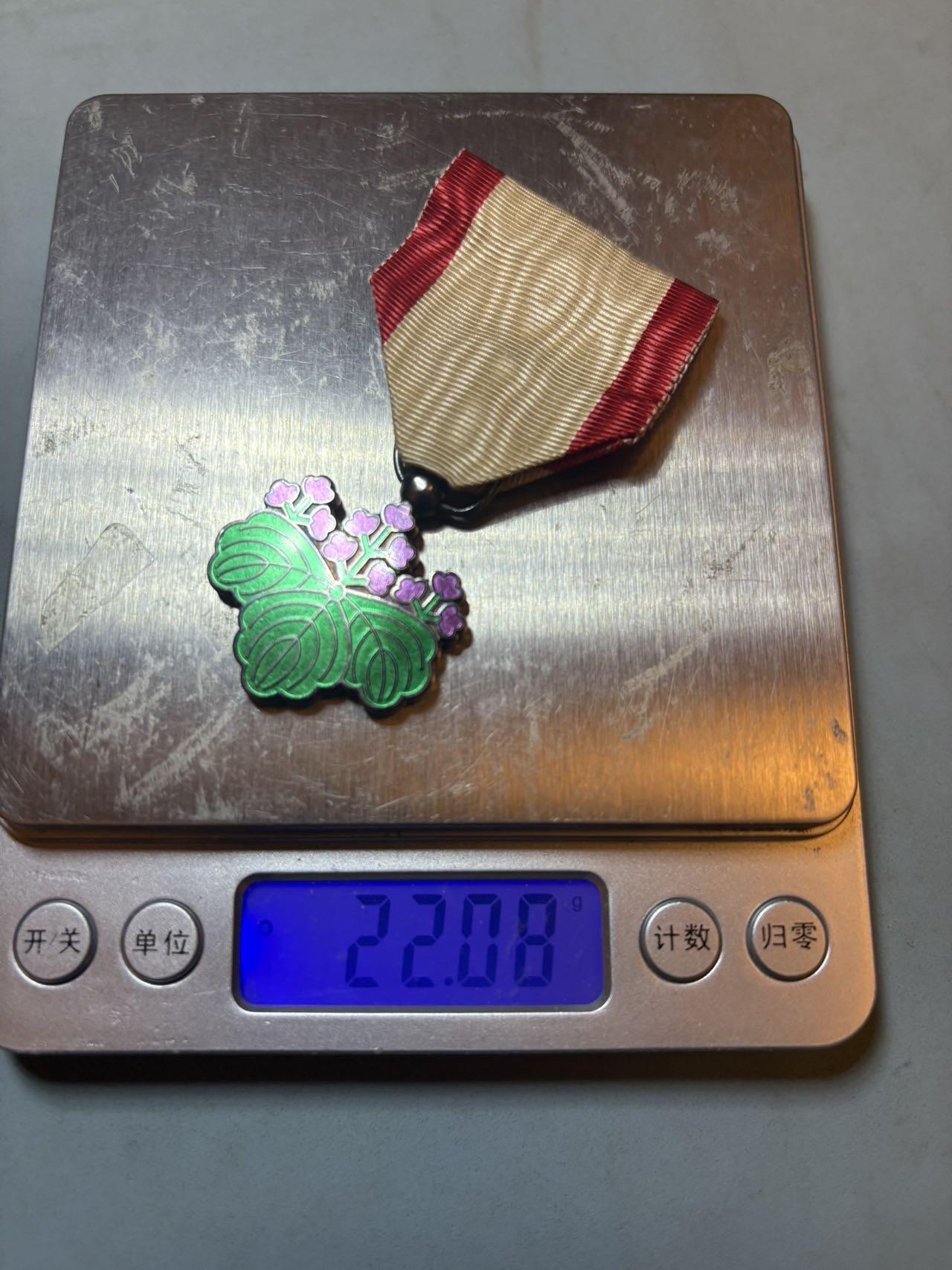 盛世勋华——号角文化勋章邮票专场拍卖第313期 日本勋七等青叶章 银制带原盒 早期双面版 重22克，银价300+