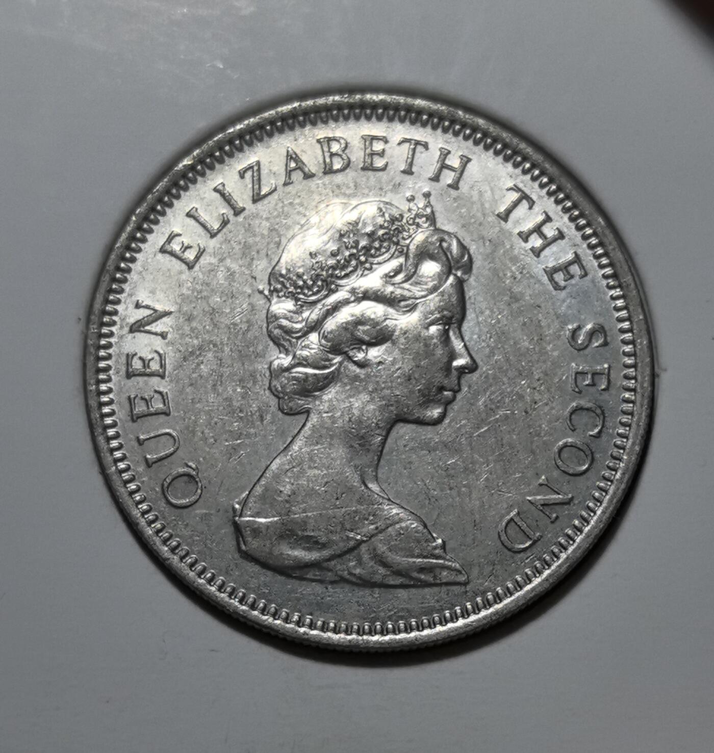 外国优质银币克朗币纪念章，每周六晚九点倒数截拍，满百包邮可寄存，持续收拍 英属泽西岛1975年10 新便士，正面为伊丽莎白二世女王像，背面是泽西三狮纹章，是英国皇家属地泽西的法定流通币，见证了其英联邦自治地位。