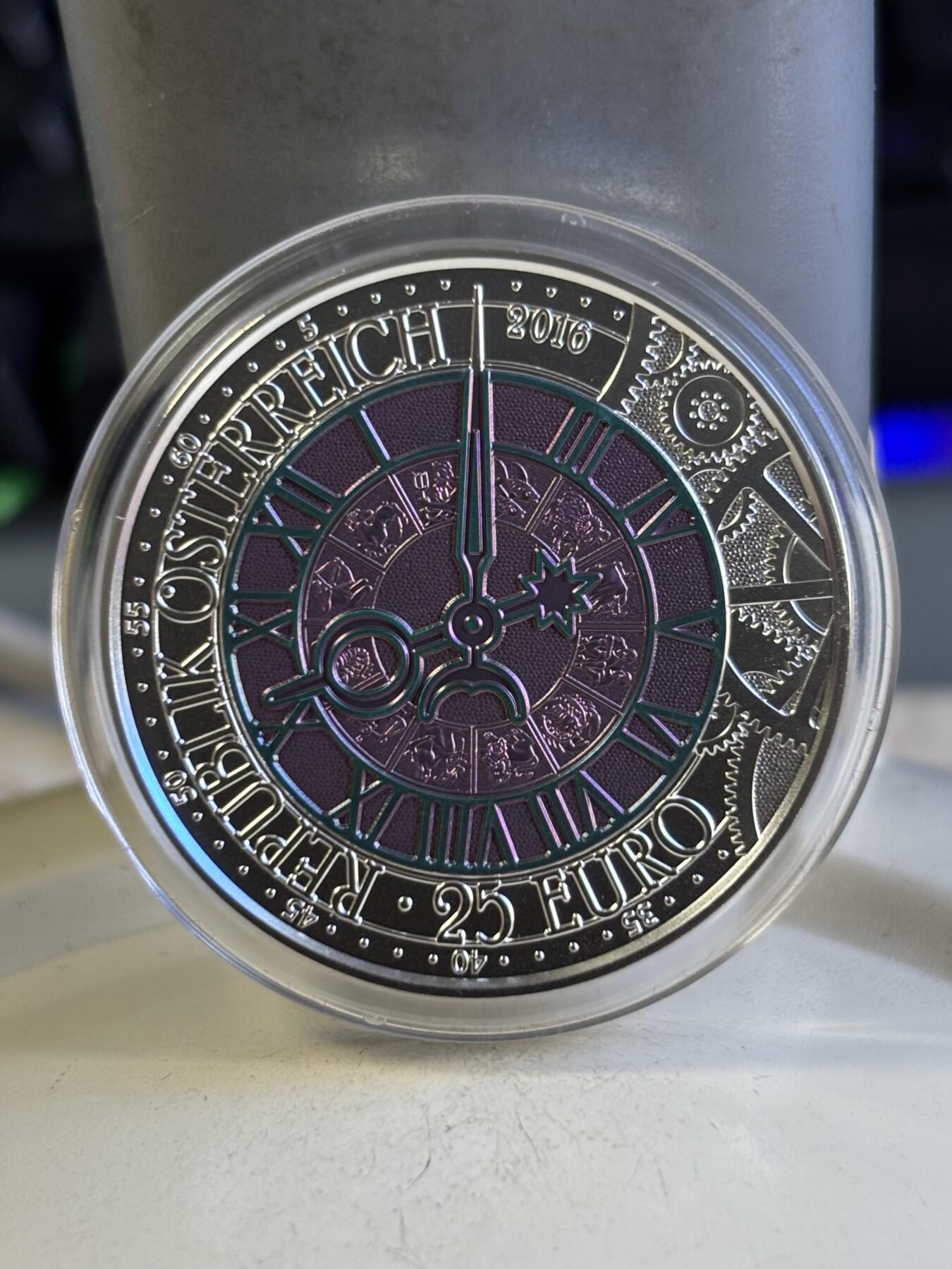 第196期拍卖 获奖奥地利2016年银铌镶嵌时间三彩色纪念银铌币，金属:900银/铌998，重量:15.5克（9克银，6.5克铌），直径:34毫米，发行：65000枚，获2018年度克劳斯世界硬币大奖赛最佳双金属币