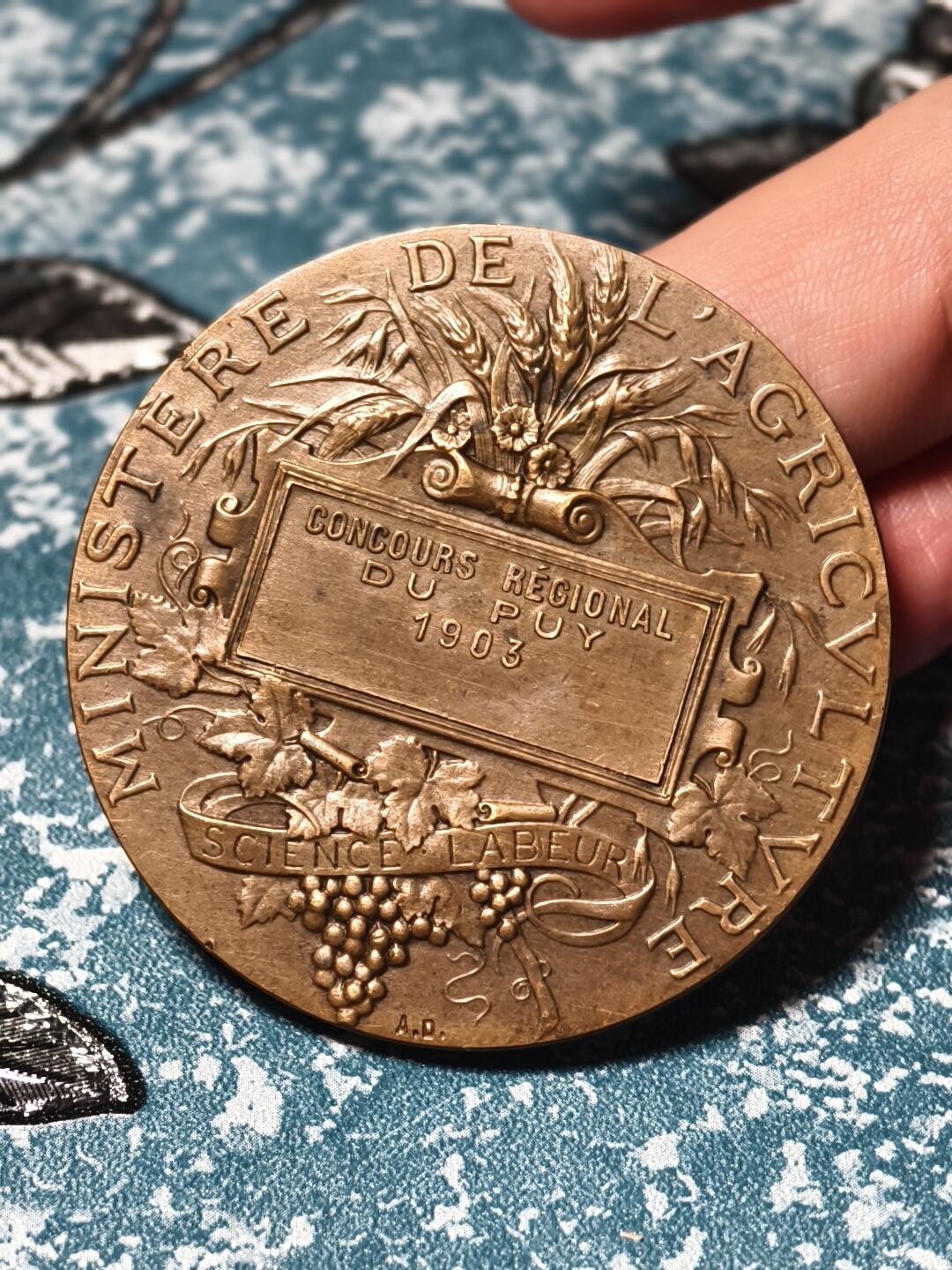 抚柳草堂-第二十二期章牌钱币  奖章勋章 满百包邮 放漏专场 1903法国农业部地区农业竞赛大铜章  章牌大师阿尔菲·杜布瓦作品     直径50mm  重量59.5g  实发版