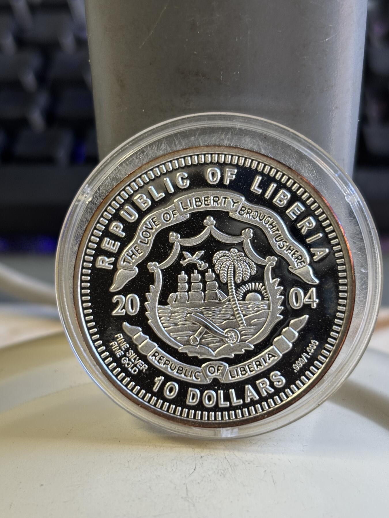 第196期拍卖 利比里亚2004年马达加斯加狐猴镶嵌钻石镀金银币，999银镀金，20克，塑料盒瑕疵