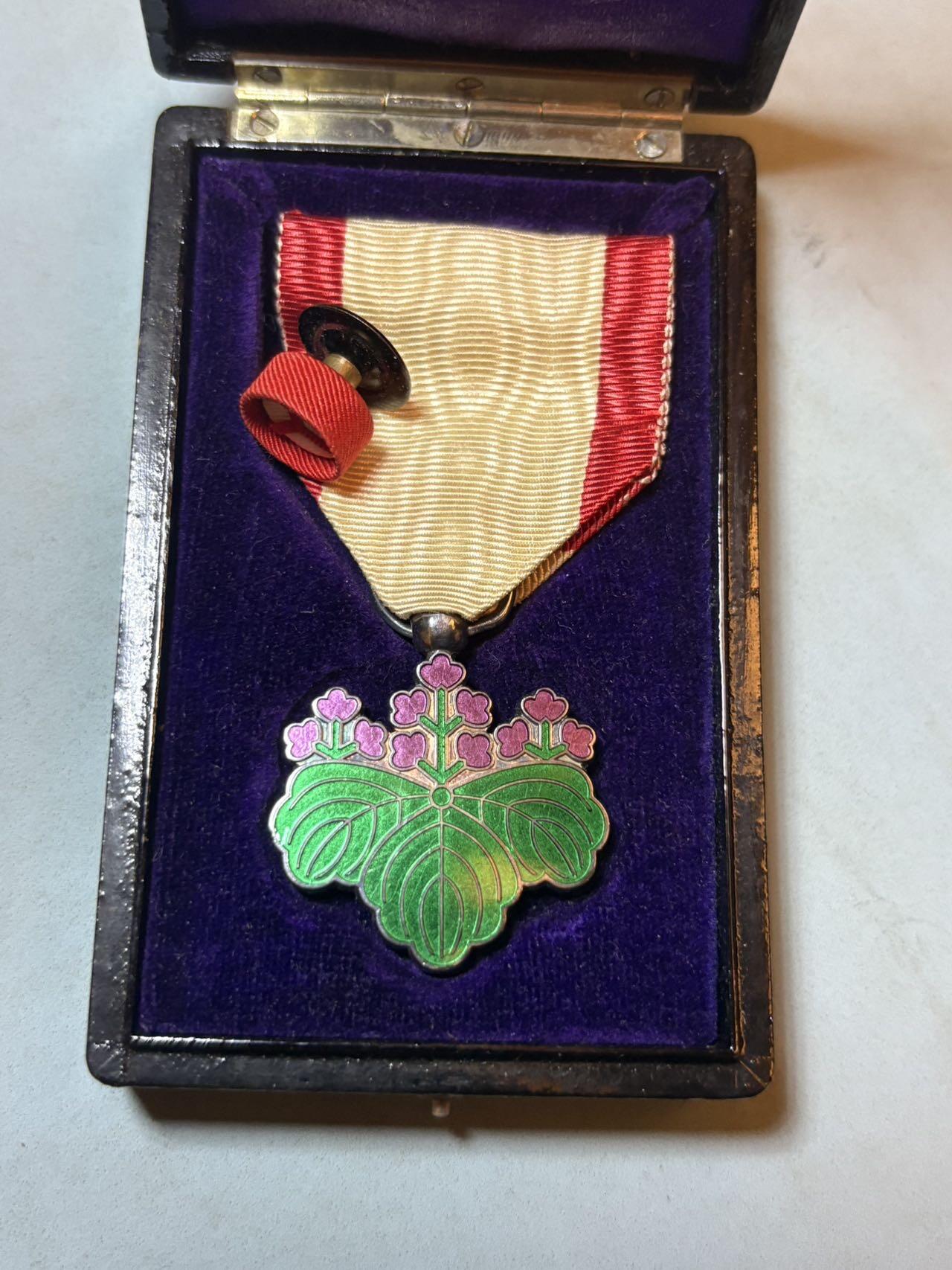 盛世勋华——号角文化勋章邮票专场拍卖第313期 日本勋七等青叶章 银制带原盒 早期双面版 重22克，银价300+