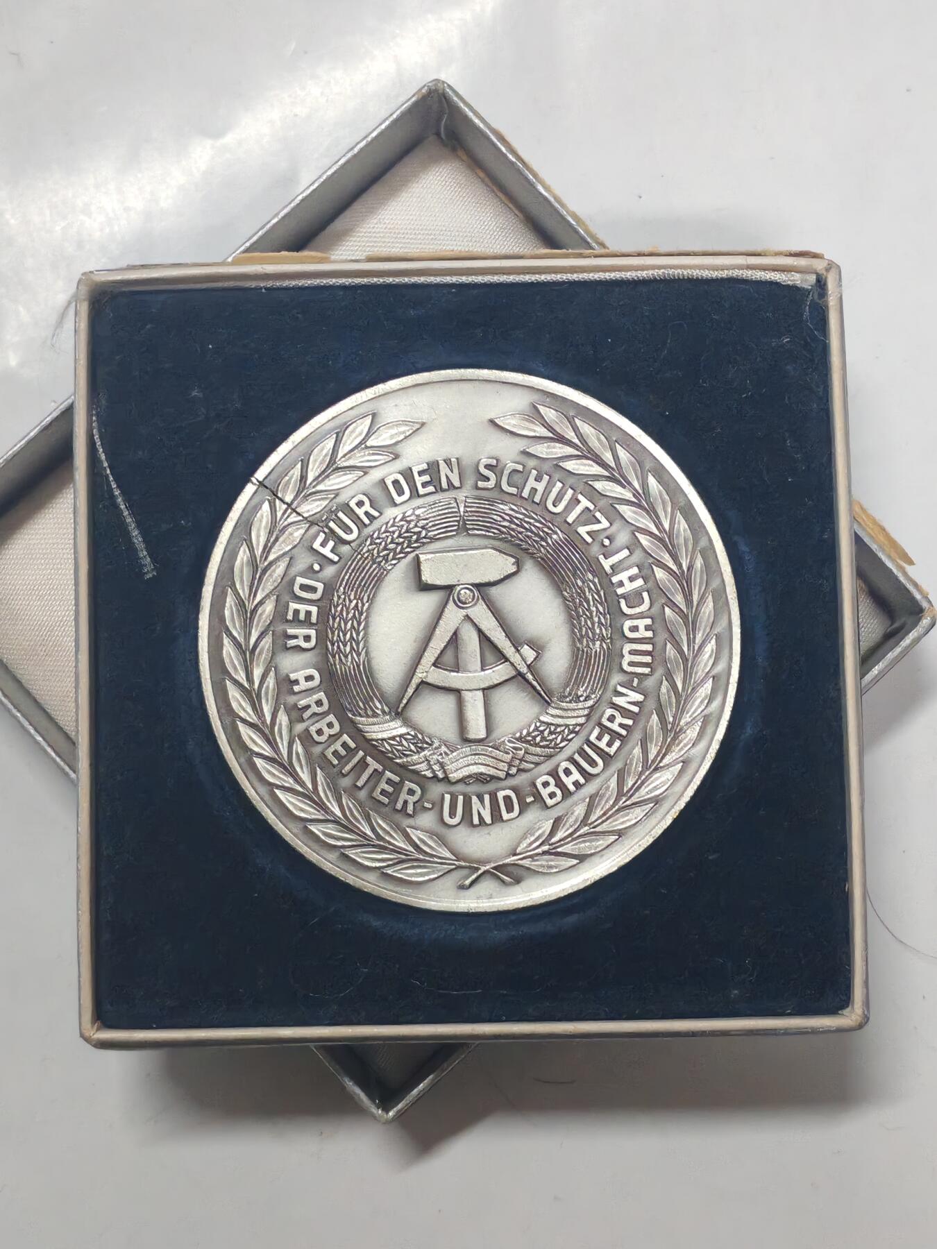 韵星假日军品类拍卖第51期  -- Rimey Holidays Militaria Auction 51 民主德国边防军战斗友谊奖章 颁发给长期服务的边防军战士 好品带原盒 高浮雕设计