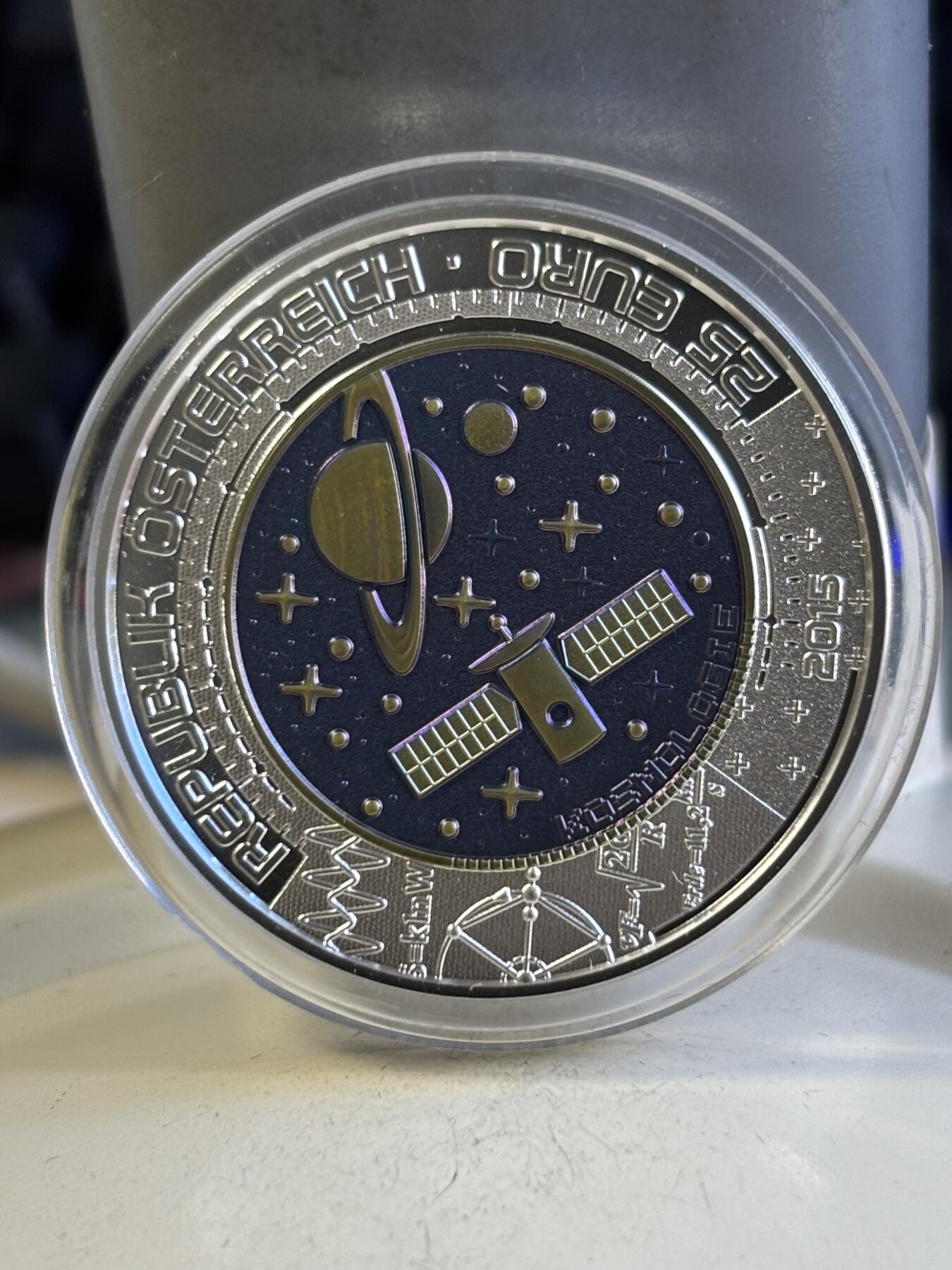 第196期拍卖 奥地利2015年宇宙论铌银镶嵌双色纪念币，900银/998铌，10克和7.15克，发行：65000枚，没有外面纸套