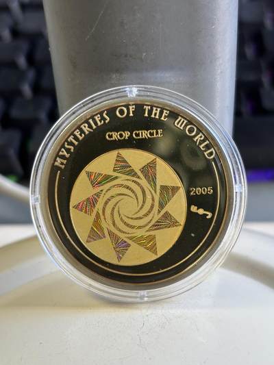第196期拍卖 - 北马里亚纳2005年5元麦田圈激光幻彩精制纪念银币，925银，发行1200枚，25克，塑料盒有裂痕，有氧化
