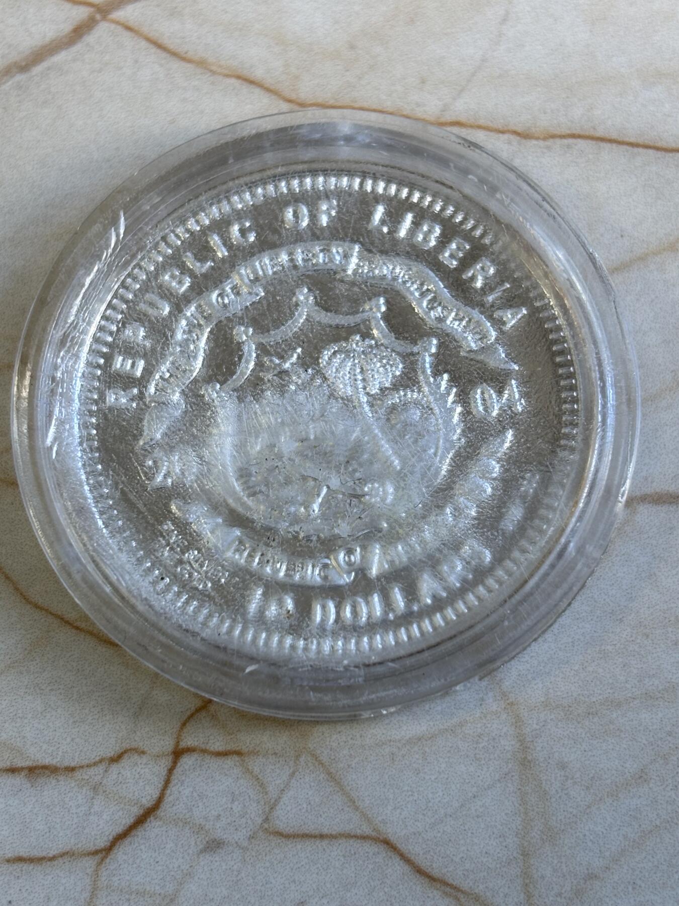 第196期拍卖 利比里亚2004年珍稀动物系列中国大熊猫镀金镶钻石银币，999银，20克。38毫米，5000枚，塑料盒有瑕疵