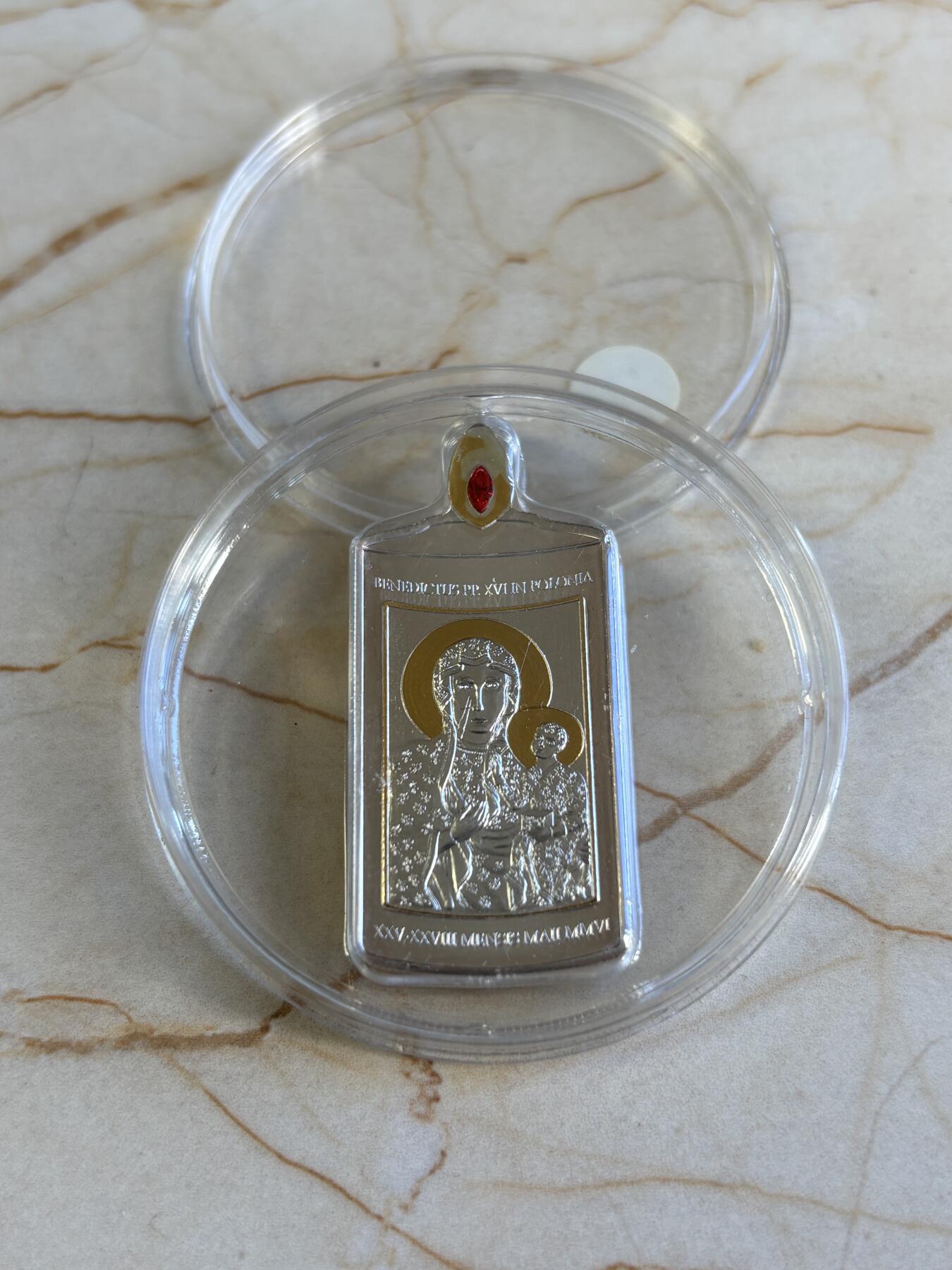 第196期拍卖 库克2006年本笃十六世访问蜡烛异形纪念银币，925银，25.64克