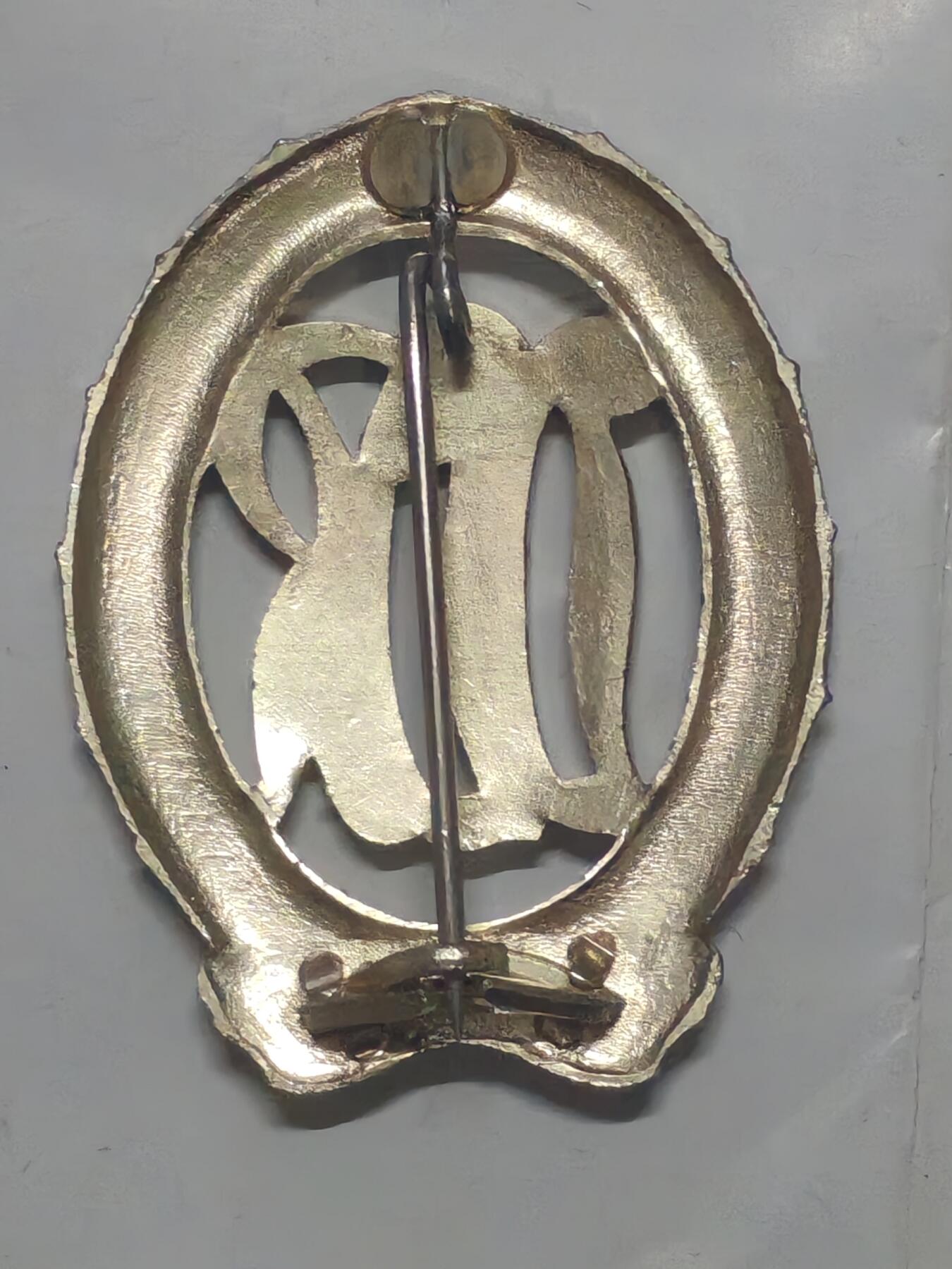 韵星假日军品类拍卖第51期  -- Rimey Holidays Militaria Auction 51 民主德国银级体育技能证章