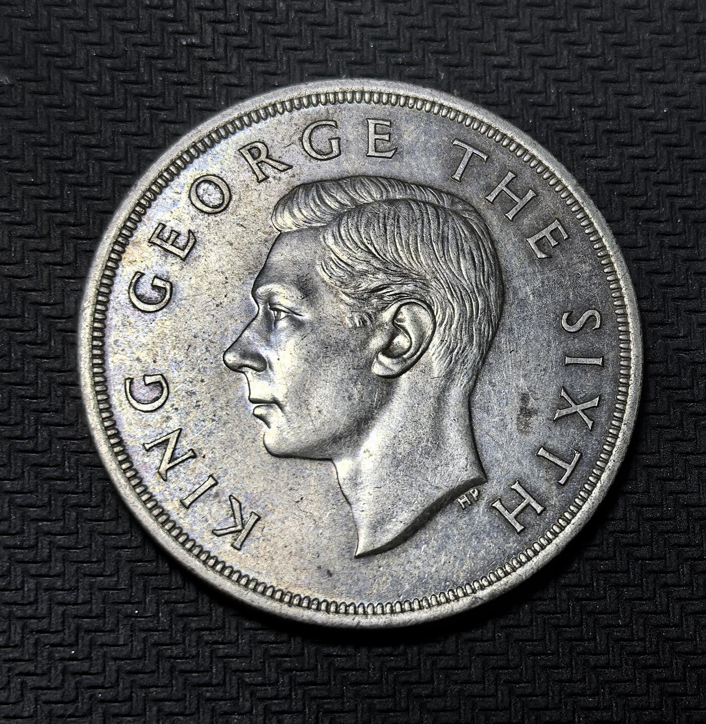 外国优质银币克朗币纪念章，每周六晚九点倒数截拍，满百包邮可寄存，持续收拍 新西兰1949年乔治六世克朗银币，背面银蕨与南十字星是国家象征，为纪念乔治六世在位末期发行，见证英联邦殖民历史与新西兰货币文化。