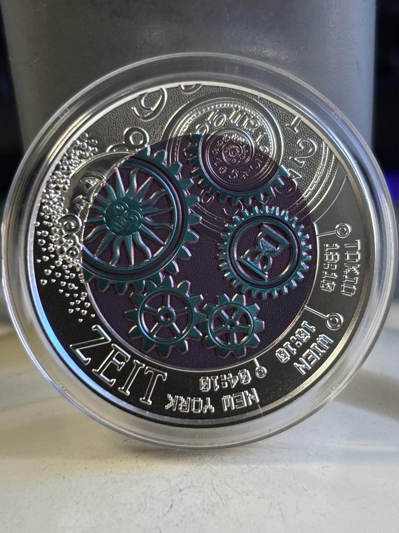 第196期拍卖 获奖奥地利2016年银铌镶嵌时间三彩色纪念银铌币，金属:900银/铌998，重量:15.5克（9克银，6.5克铌），直径:34毫米，发行：65000枚，获2018年度克劳斯世界硬币大奖赛最佳双金属币