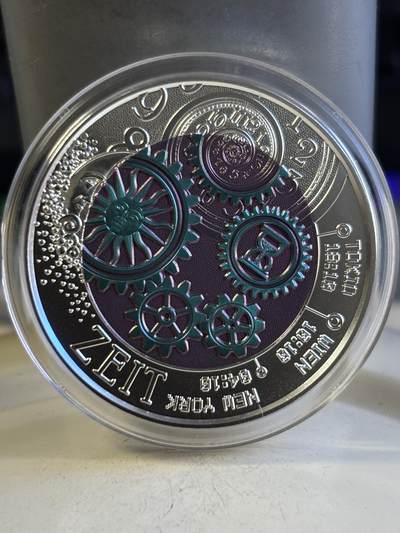 第196期拍卖 - 获奖奥地利2016年银铌镶嵌时间三彩色纪念银铌币，金属:900银/铌998，重量:15.5克（9克银，6.5克铌），直径:34毫米，发行：65000枚，获2018年度克劳斯世界硬币大奖赛最佳双金属币