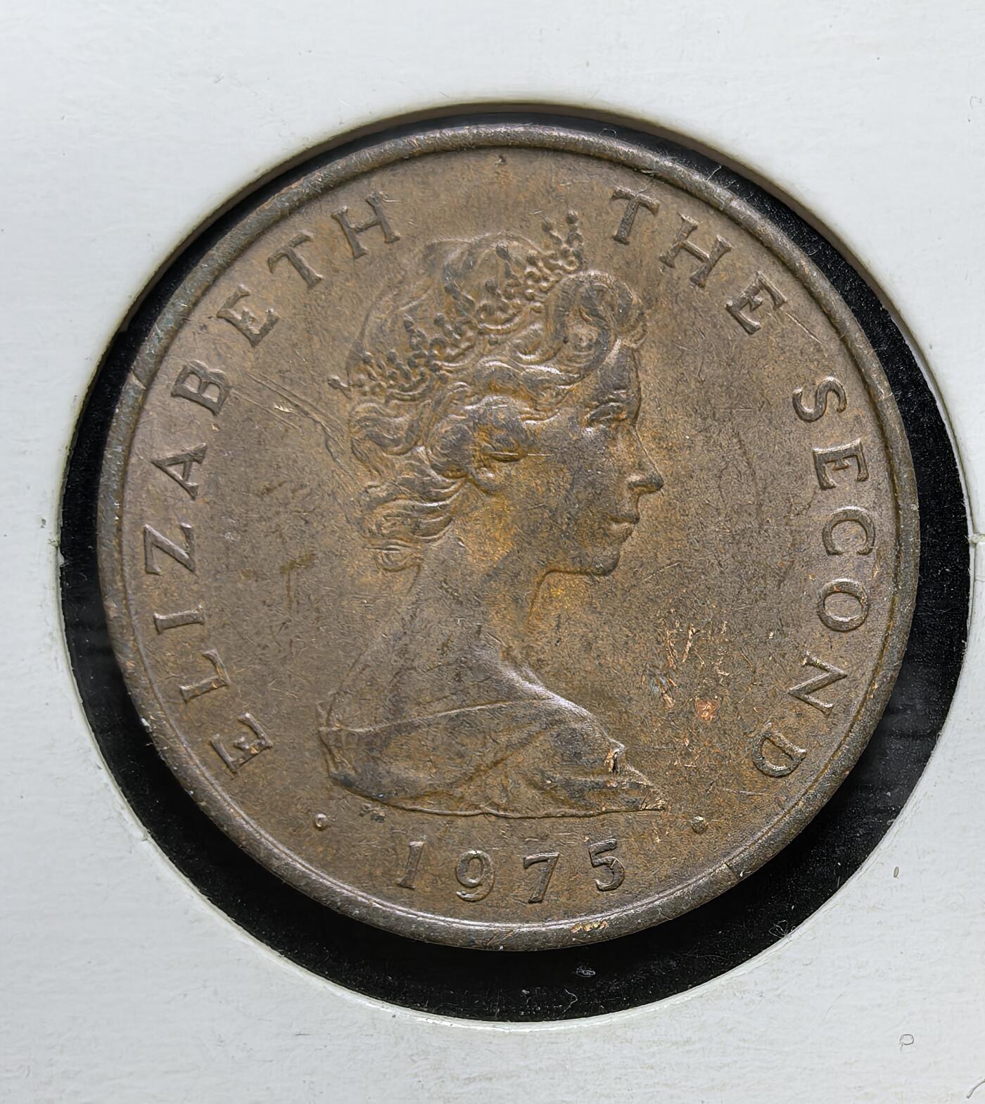 外国优质银币克朗币纪念章，每周六晚九点倒数截拍，满百包邮可寄存，持续收拍 马恩岛1975 年2 新便士铜币。正面为伊丽莎白二世，背面是两只猎隼，体现马恩岛作为英国自治领地的独特文化与历史象征，也是其 Decimalization 时期的经典货币。