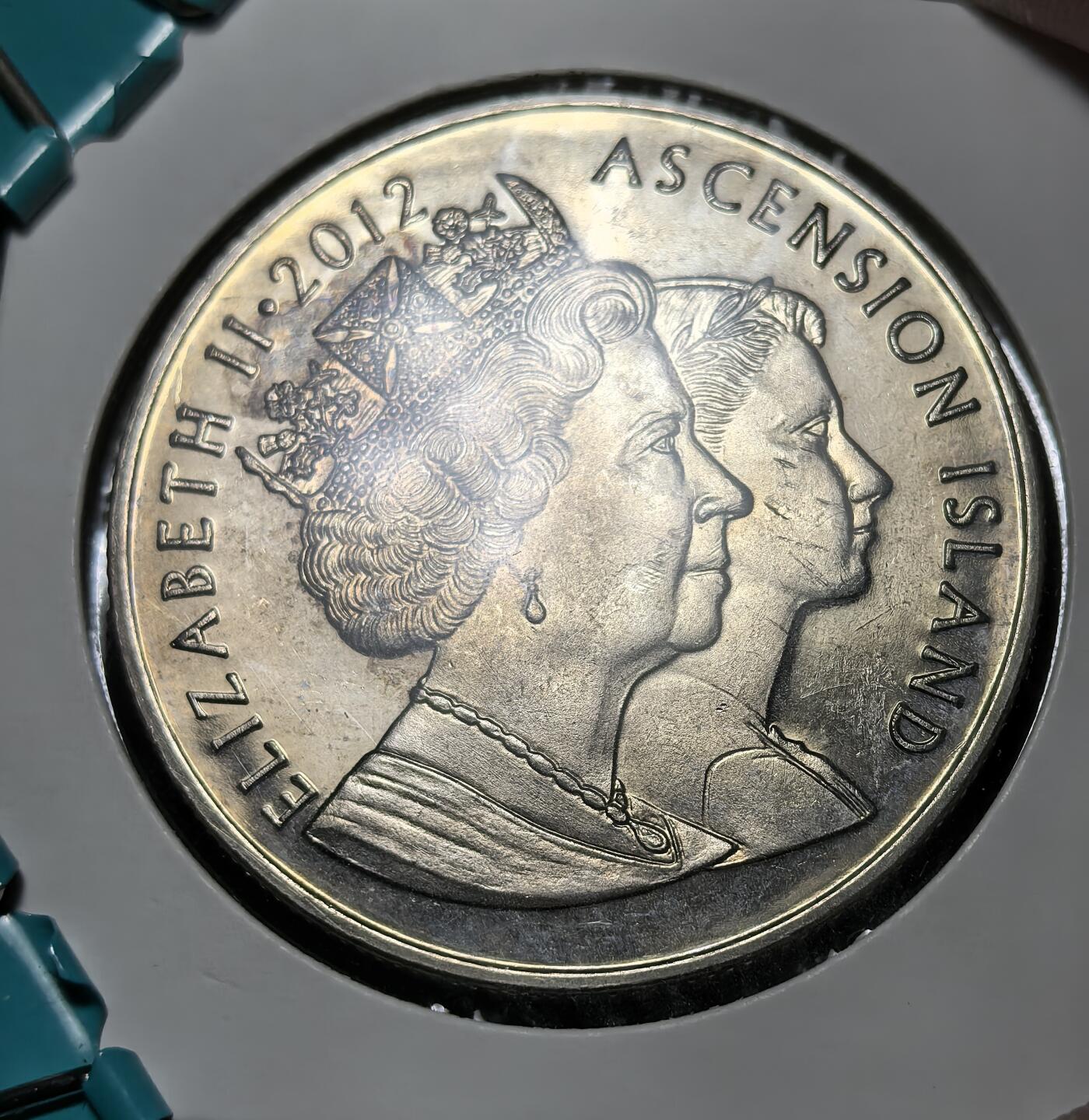 外国优质银币克朗币纪念章，每周六晚九点倒数截拍，满百包邮可寄存，持续收拍 阿森松岛2012年纪念伊丽莎白二世登基钻禧2镑纪念币，正面呈现女王不同时期肖像，背面展现其青年形象，由英属海外领地发行，致敬女王一生与君主制传承。