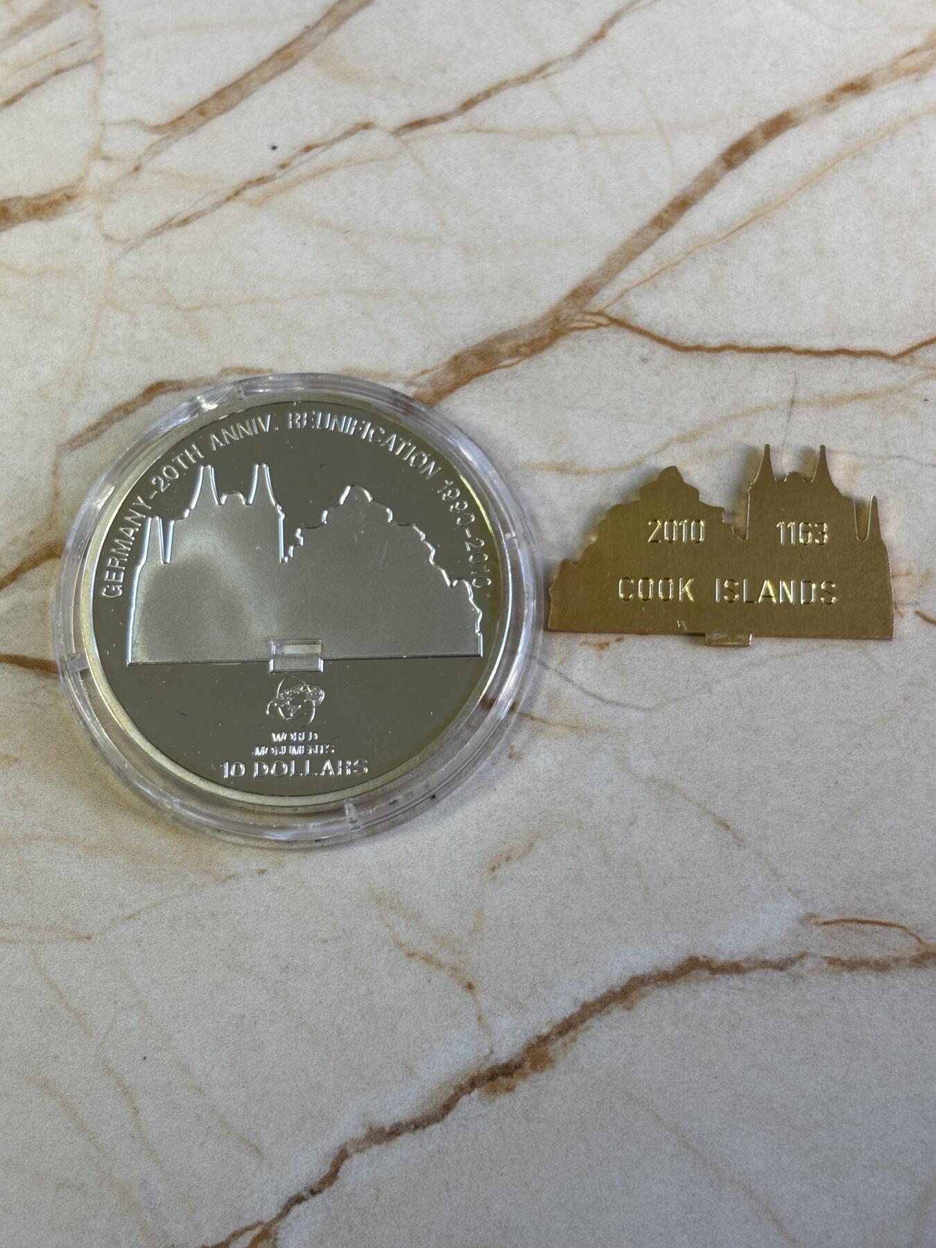 第196期拍卖 库克2010年世界奇观系列德国景观立体镀金1盎司纪念银币，999银镀金，边缘有氧化，发行3000枚，塑料盒有瑕疵