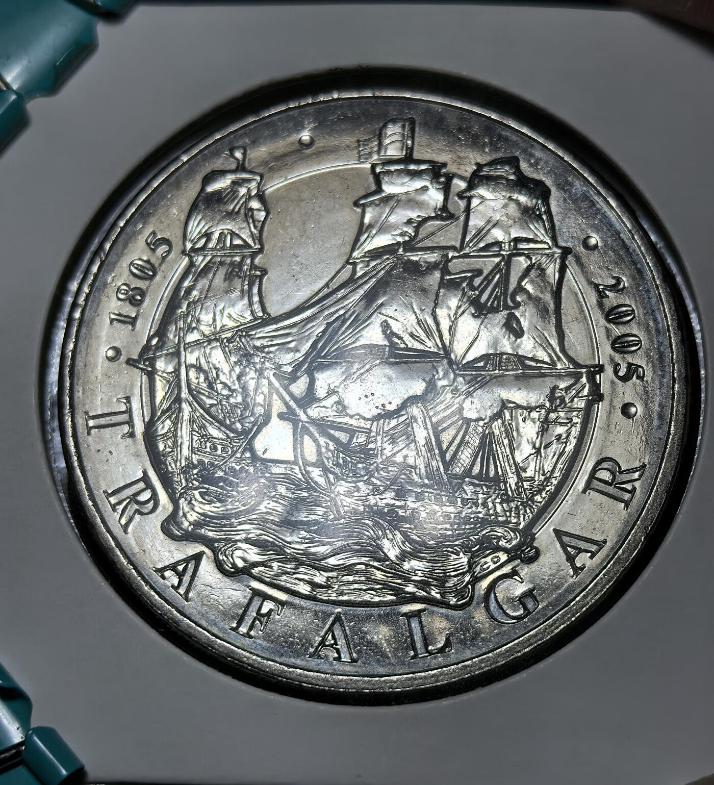 外国优质银币克朗币纪念章，每周六晚九点倒数截拍，满百包邮可寄存，持续收拍 英国特拉法尔加海战 200 周年 5 镑纪念币，正面为伊丽莎白二世头像，背面复刻海战场景，纪念纳尔逊将军的经典胜利与英国海军辉煌历史。