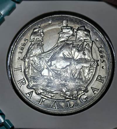 外国优质银币克朗币纪念章，每周六晚九点倒数截拍，满百包邮可寄存，持续收拍 - 英国特拉法尔加海战 200 周年 5 镑纪念币，正面为伊丽莎白二世头像，背面复刻海战场景，纪念纳尔逊将军的经典胜利与英国海军辉煌历史。