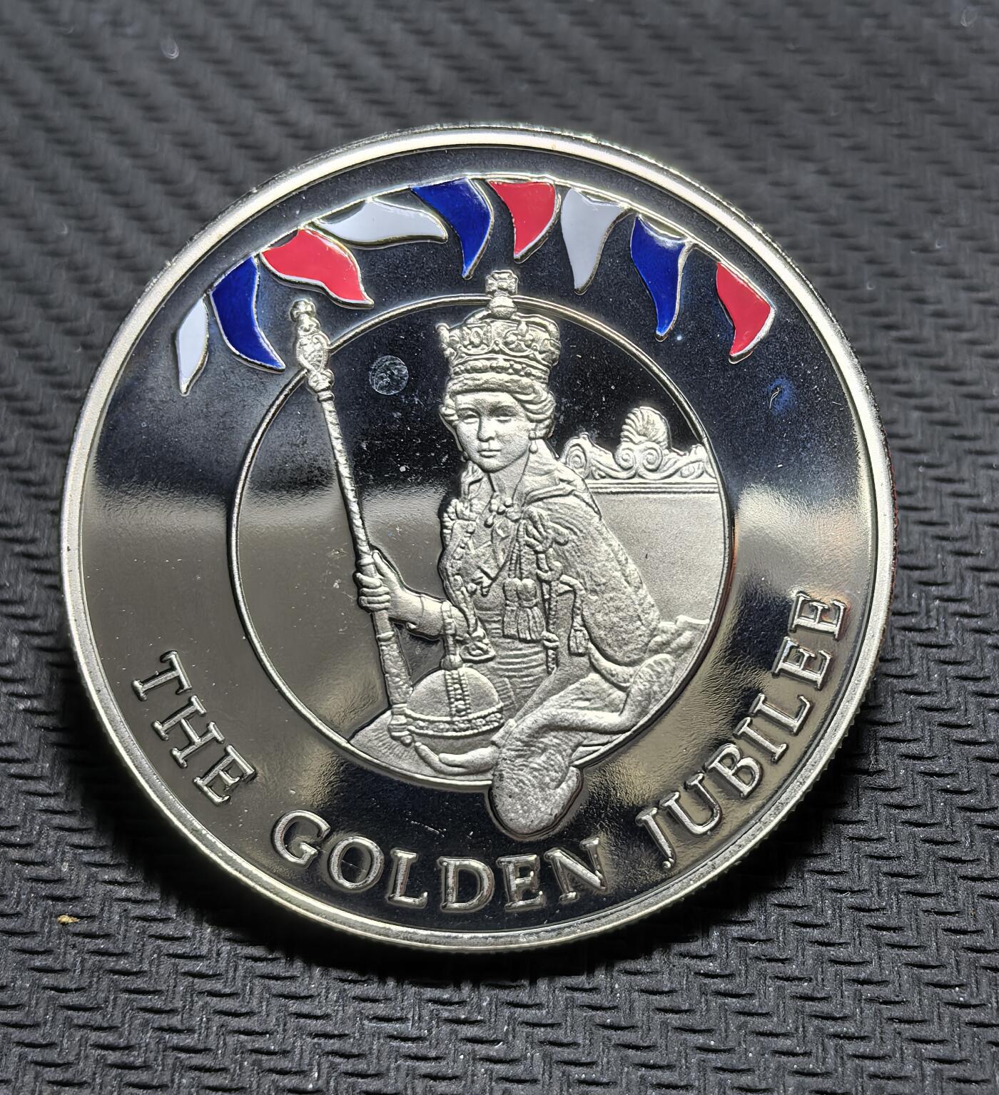 外国优质银币克朗币纪念章，每周六晚九点倒数截拍，满百包邮可寄存，持续收拍 福克兰群岛2002年50 便士纪念币，为纪念伊丽莎白二世登基金禧（1952-2002，即位 50 周年）发行，正面是女王标准肖像，背面以加冕形象配彩旗，致敬女王半世纪君主生涯。