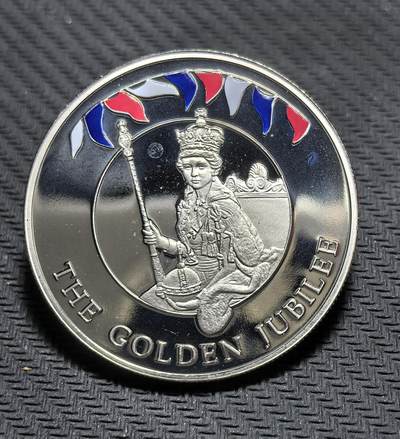 外国优质银币克朗币纪念章，每周六晚九点倒数截拍，满百包邮可寄存，持续收拍 - 福克兰群岛2002年50 便士纪念币，为纪念伊丽莎白二世登基金禧（1952-2002，即位 50 周年）发行，正面是女王标准肖像，背面以加冕形象配彩旗，致敬女王半世纪君主生涯。