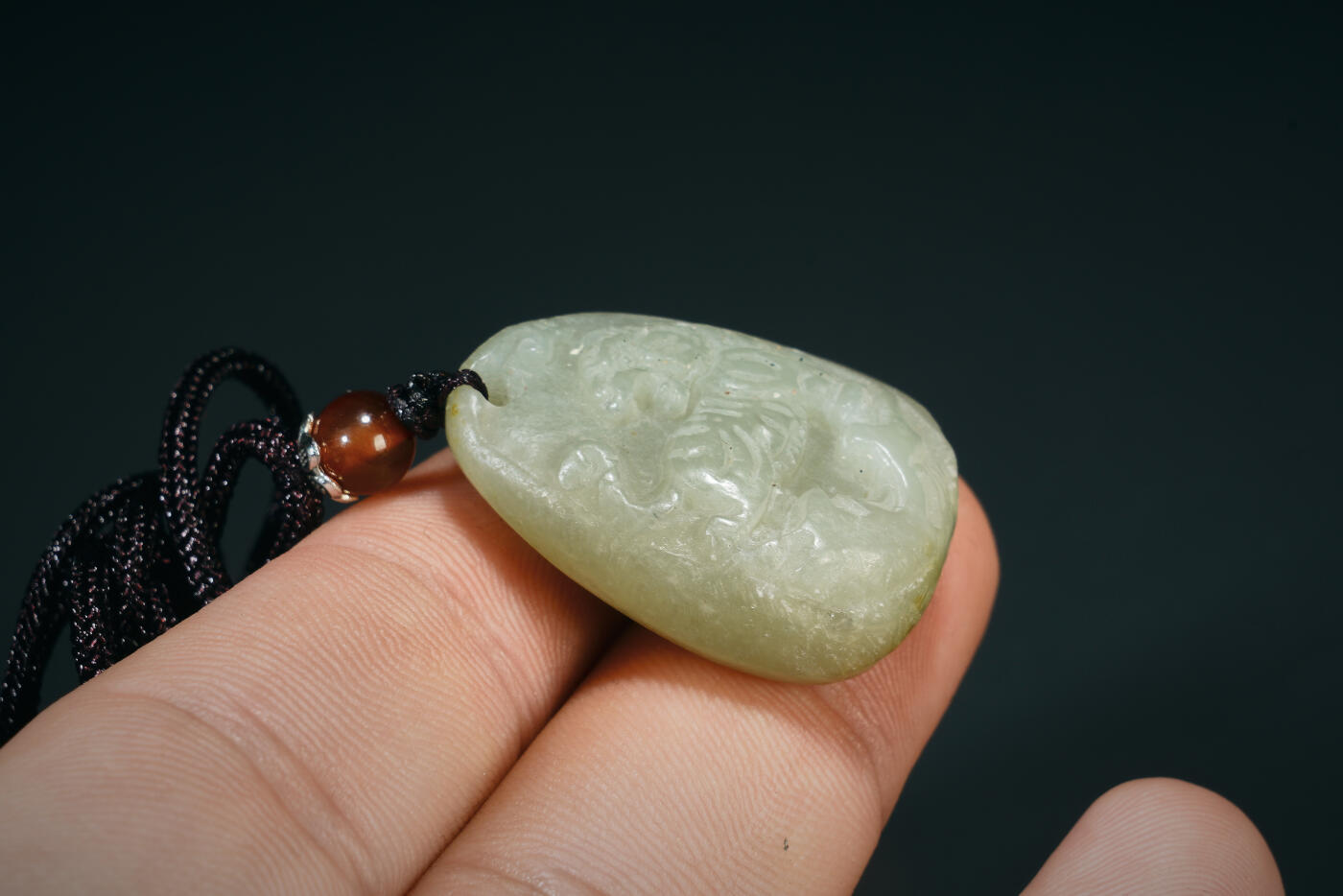 上海都达杂项专场七十二【全场包邮】 天然和田玉精雕《虎啸南山》挂件 80-90