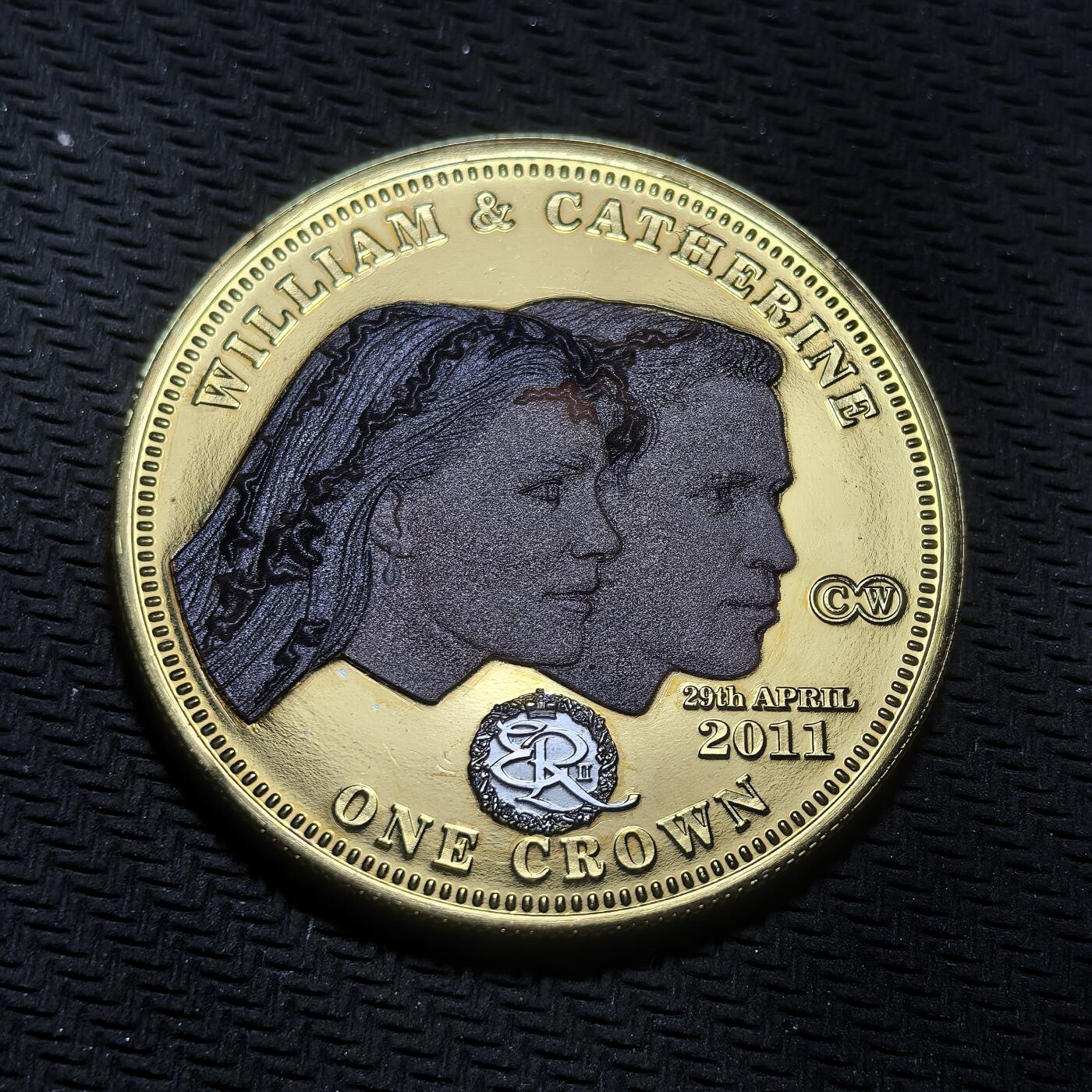 外国优质银币克朗币纪念章，每周六晚九点倒数截拍，满百包邮可寄存，持续收拍 镀金特里斯坦-达库尼亚群岛2011 年威廉王子与凯特・米德尔顿大婚 1 克朗纪念币。正面是伊丽莎白二世肖像，背面为新婚夫妇头像，定格英国王室世纪婚礼的历史时刻。