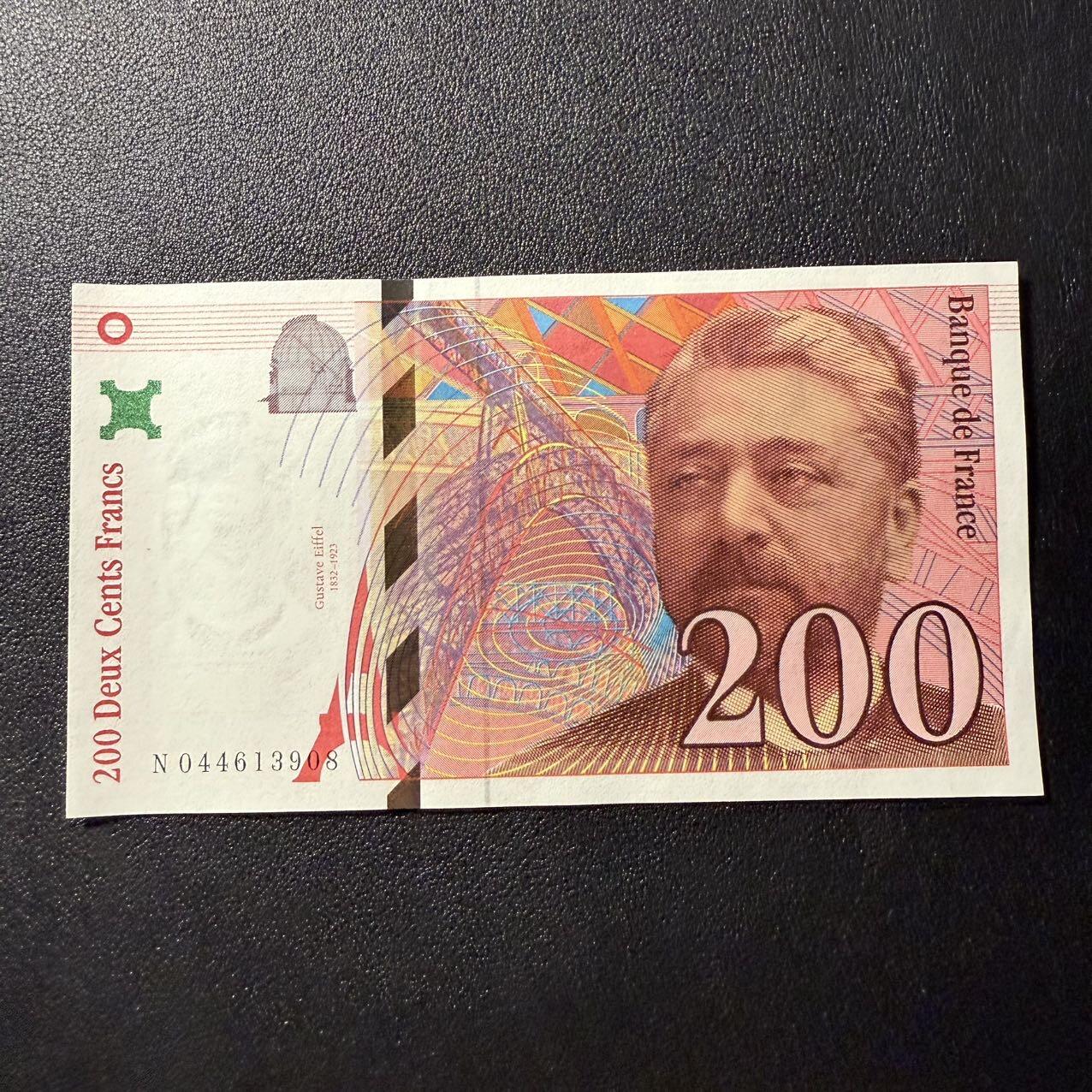 第17期  法国1997年200法郎 全新unc- 左下角有黄点