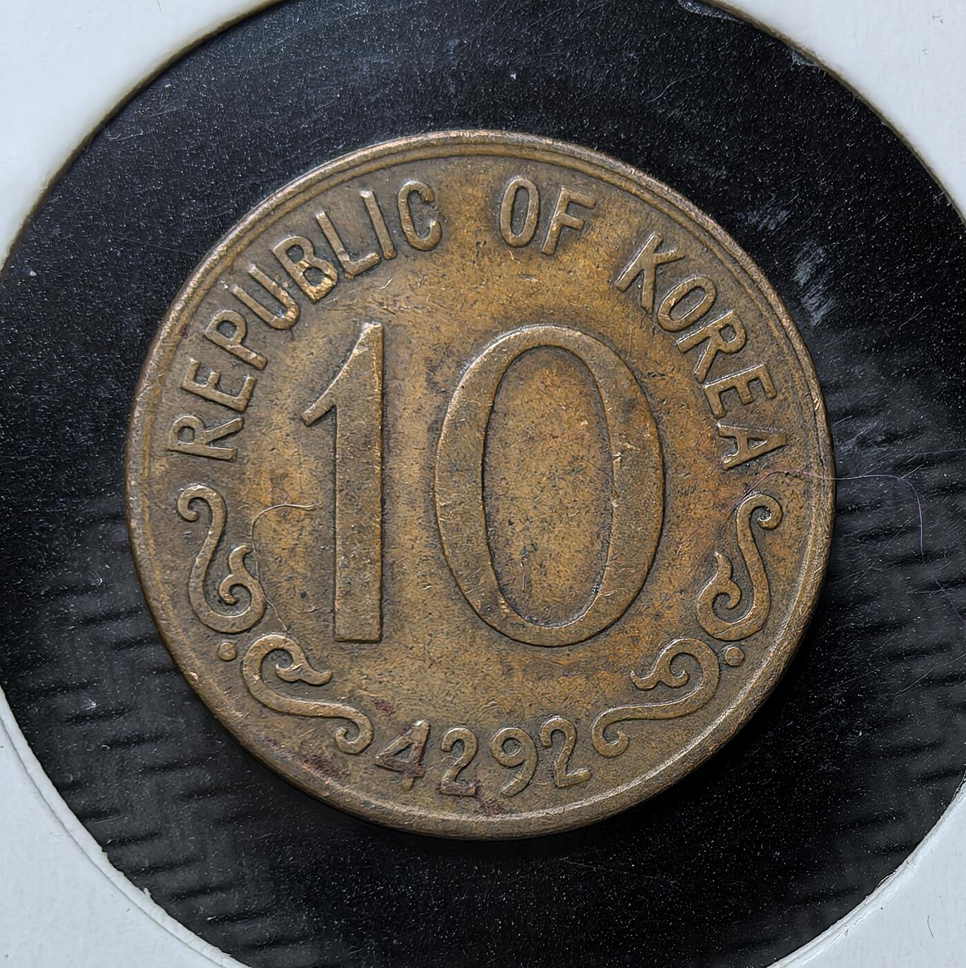 外国优质银币克朗币纪念章，每周六晚九点倒数截拍，满百包邮可寄存，持续收拍 韩国1959年10 圜（십환）硬币，属战后韩圜体系货币，以檀君纪年 4292 年标注年份，正面铸木槿花，由美国费城造币厂代铸，1962 年韩元改革后退出流通，是韩国战后货币史的实物见证。