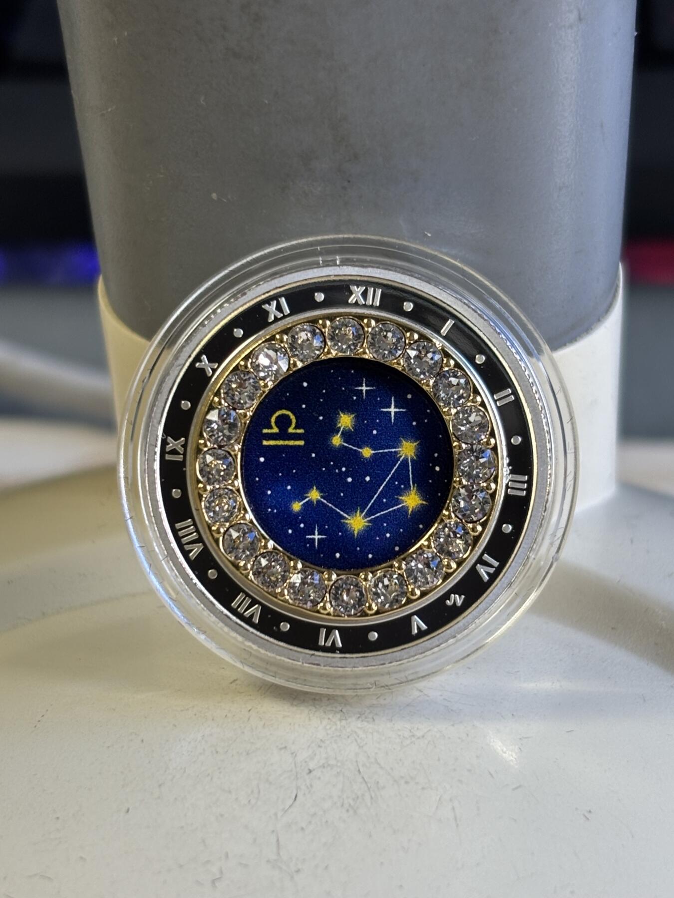 第196期拍卖 加拿大2019年十二星座系列10天秤座镶嵌水晶彩银币，9999银，70.96克，发行4000枚