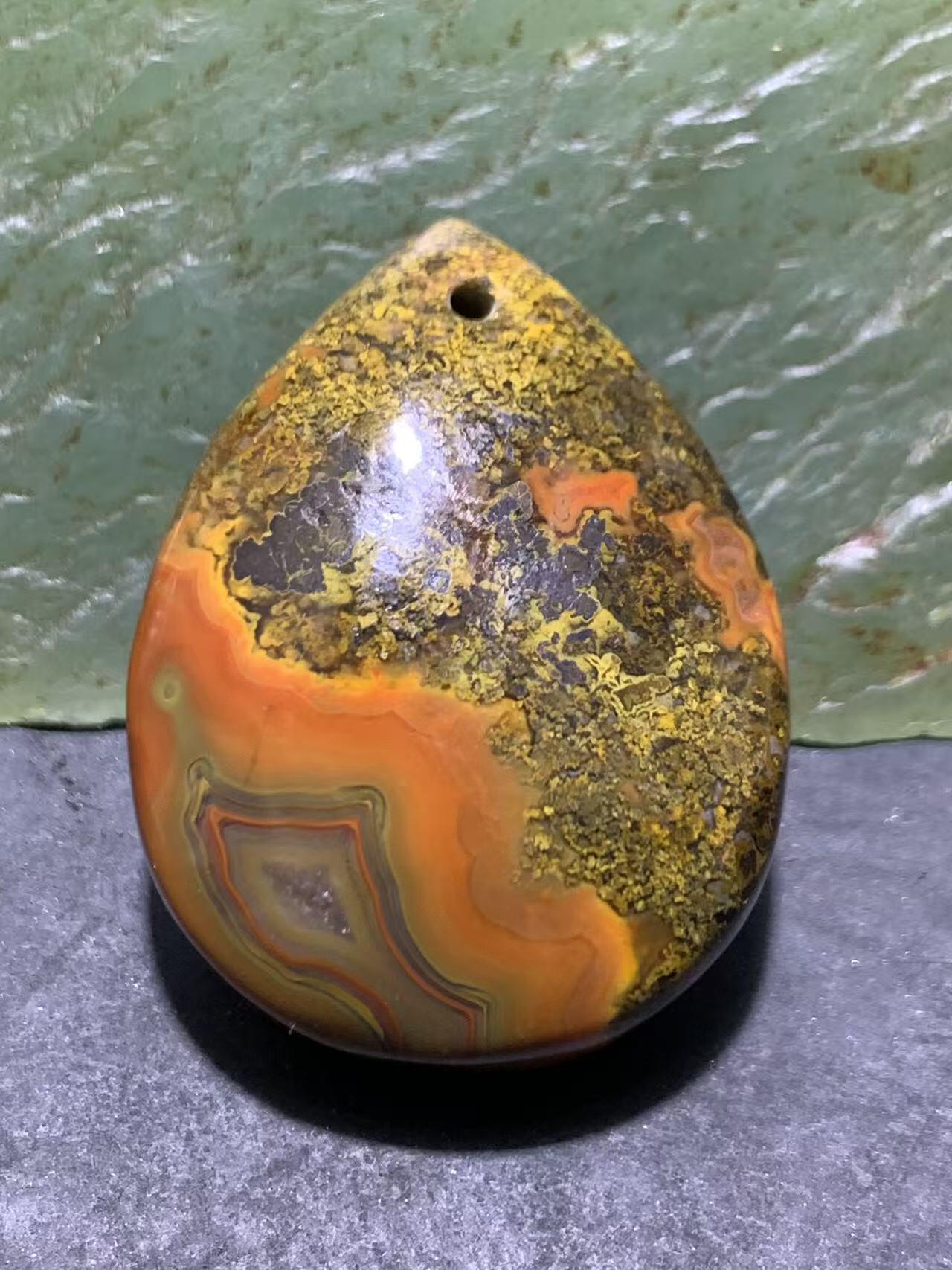 精美高玉化原皮草花纹战国红玛瑙吊坠一个，