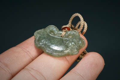 上海都达杂项专场103【全场包邮】  天然和田玉精雕《平安锁》挂件 附鉴定证书80-93