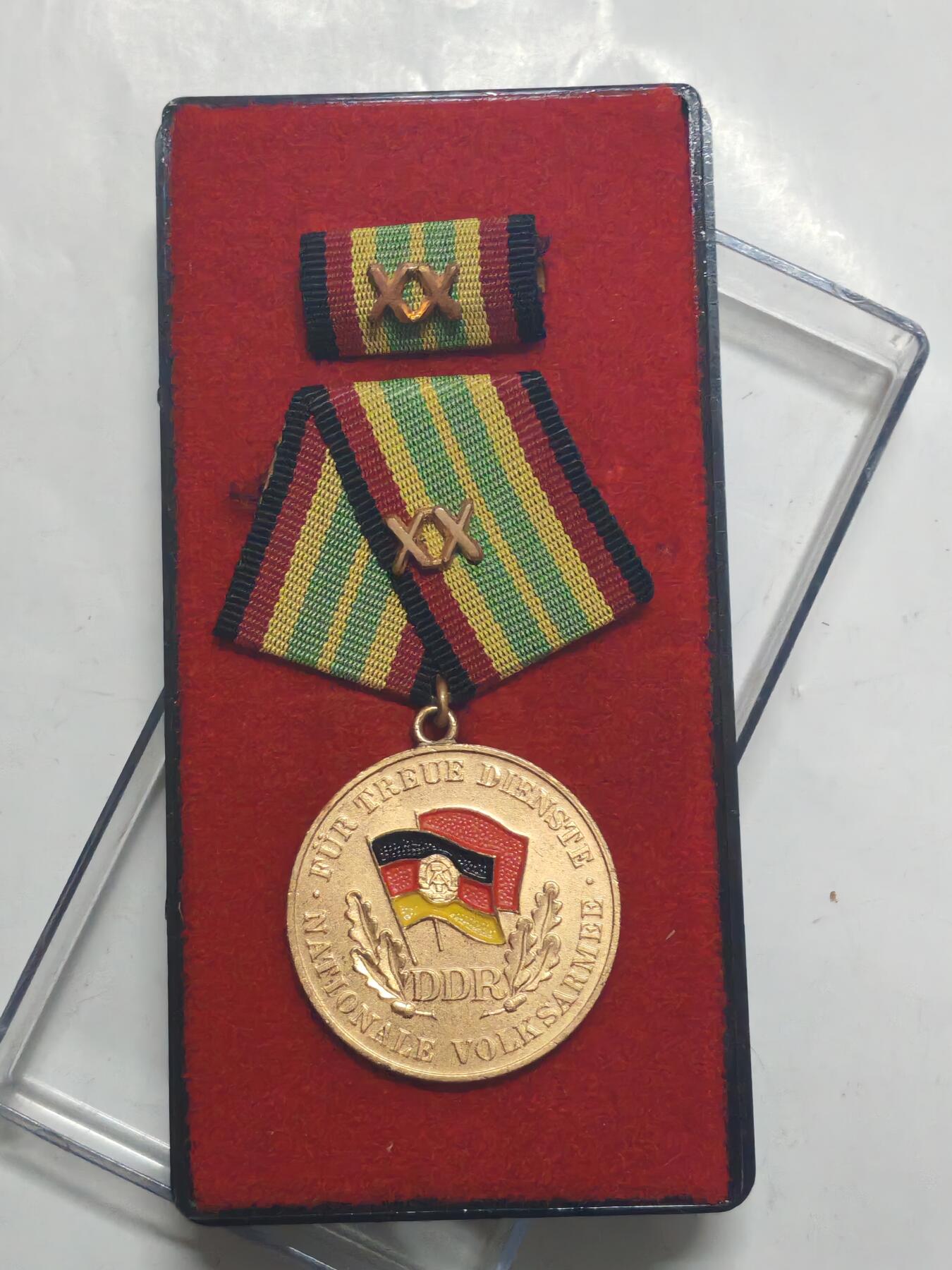 韵星假日军品类拍卖第51期  -- Rimey Holidays Militaria Auction 51 民主德国特级人民军忠诚服务奖章带原盒略 高级人民军奖章 少见 保存完好