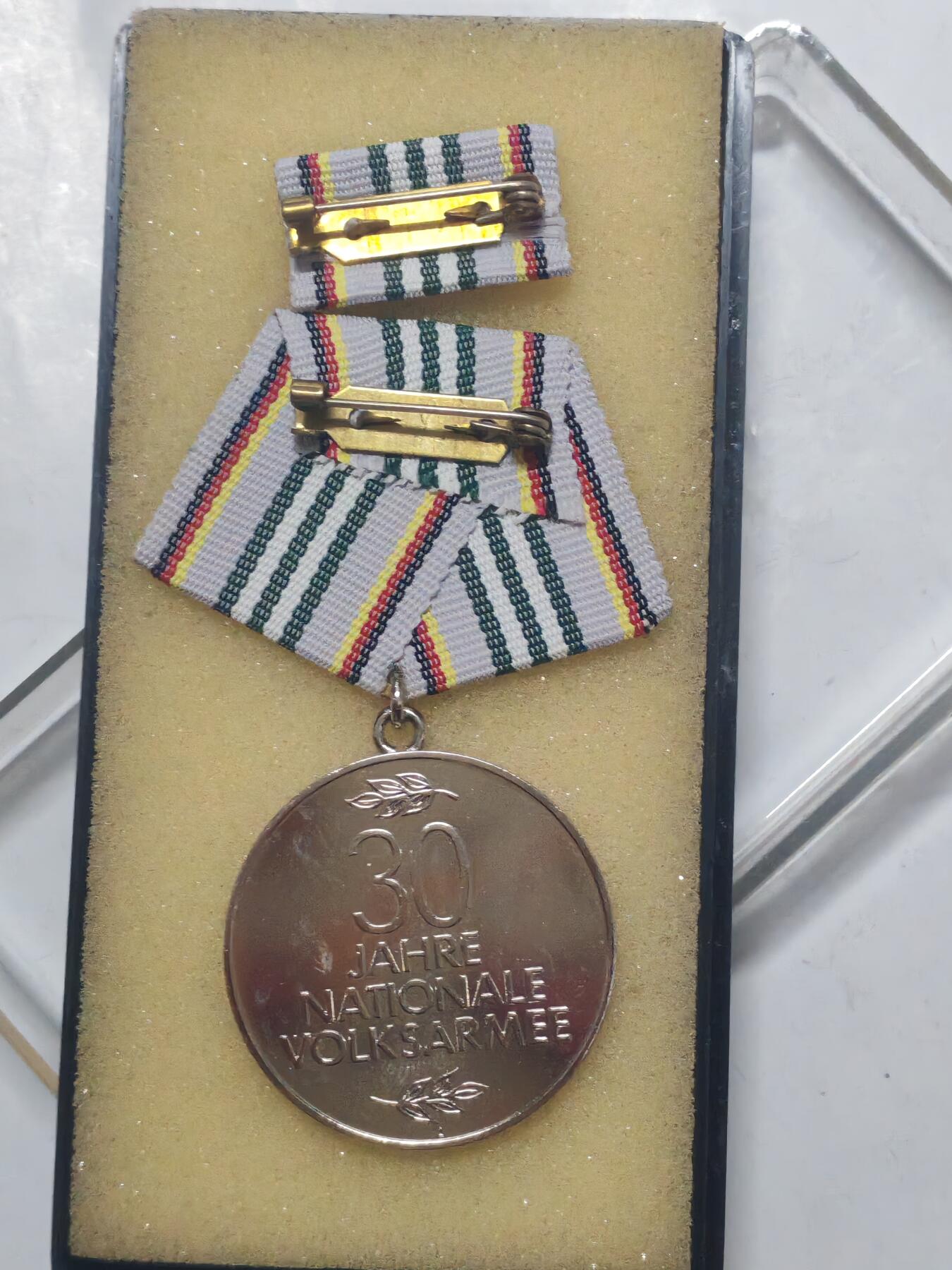 韵星假日军品类拍卖第51期  -- Rimey Holidays Militaria Auction 51 民主德国国家人民军人民军三十年荣誉奖章 于建军三十年颁发给国家人民军资深军官士官 完整带盒一套 类似于苏联建军20