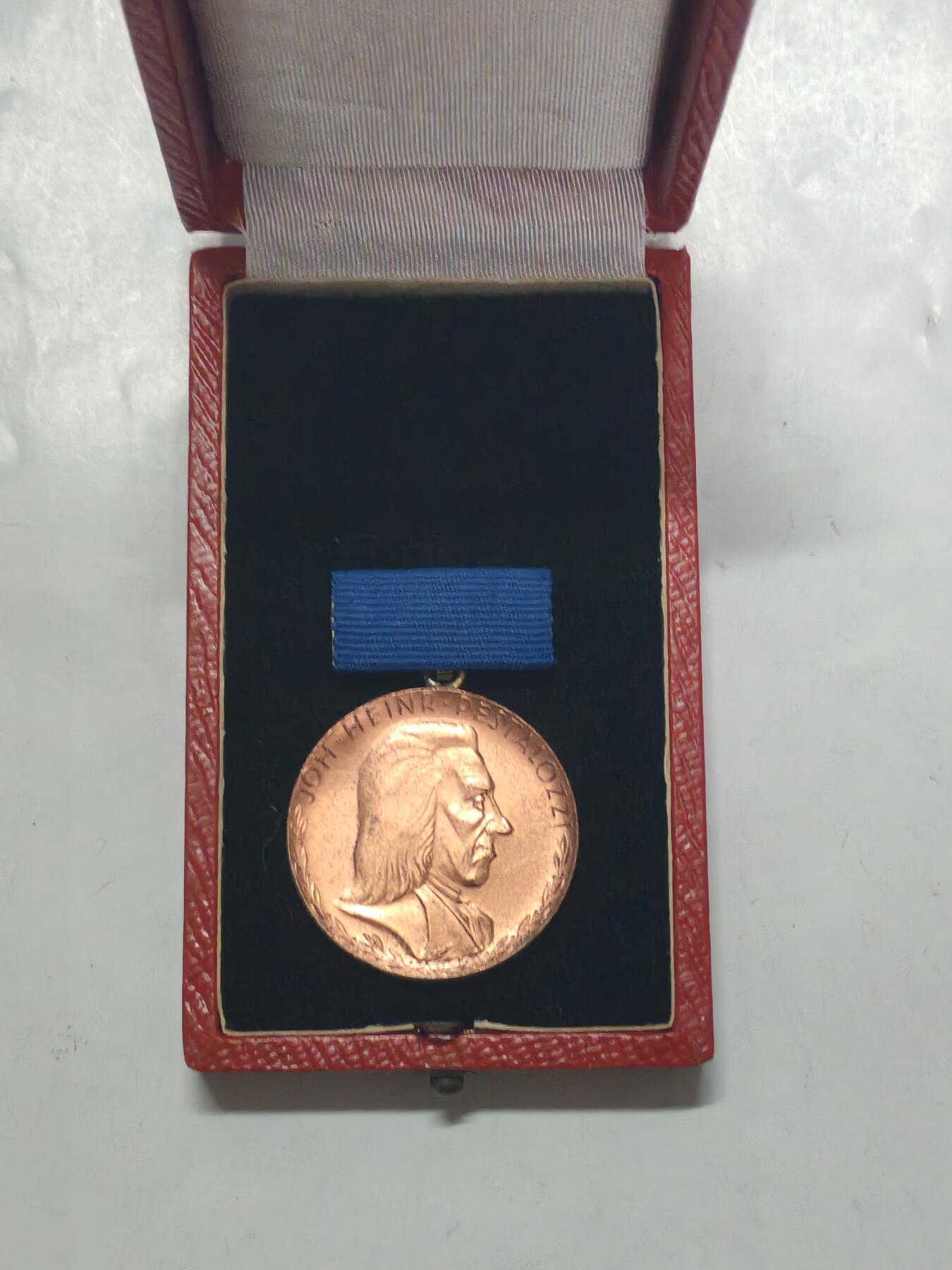 韵星假日军品类拍卖第51期  -- Rimey Holidays Militaria Auction 51 民主德国铜级斐斯泰洛齐奖章带原盒