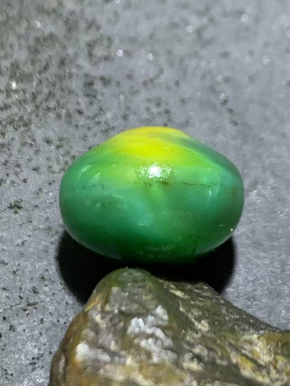 精美高玉化缠丝玛瑙随形碟珠一颗，