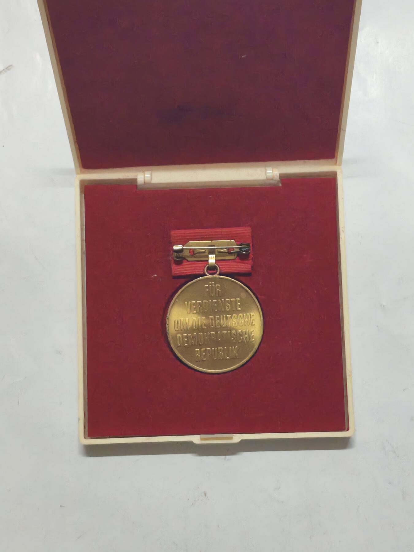 韵星假日军品类拍卖第51期  -- Rimey Holidays Militaria Auction 51 民主德国成立四十周年纪念奖章带原盒