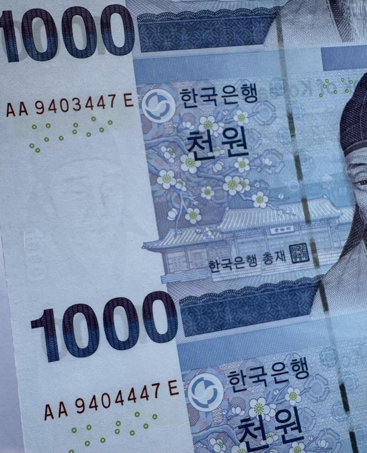 外国纸币专场260404场 三连体/补号AA……E，韩国2013年1000元连体钞UNC。（金宝评级68分）