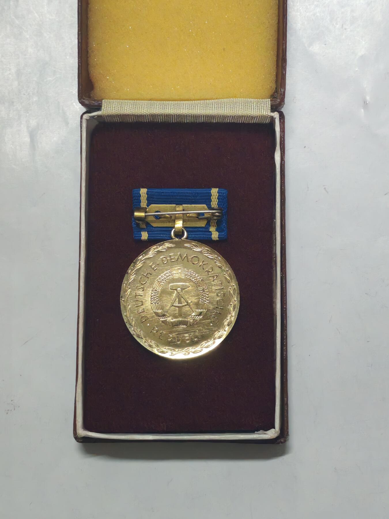 韵星假日军品类拍卖第51期  -- Rimey Holidays Militaria Auction 51 民主德国金级斐斯泰洛齐奖章带原盒