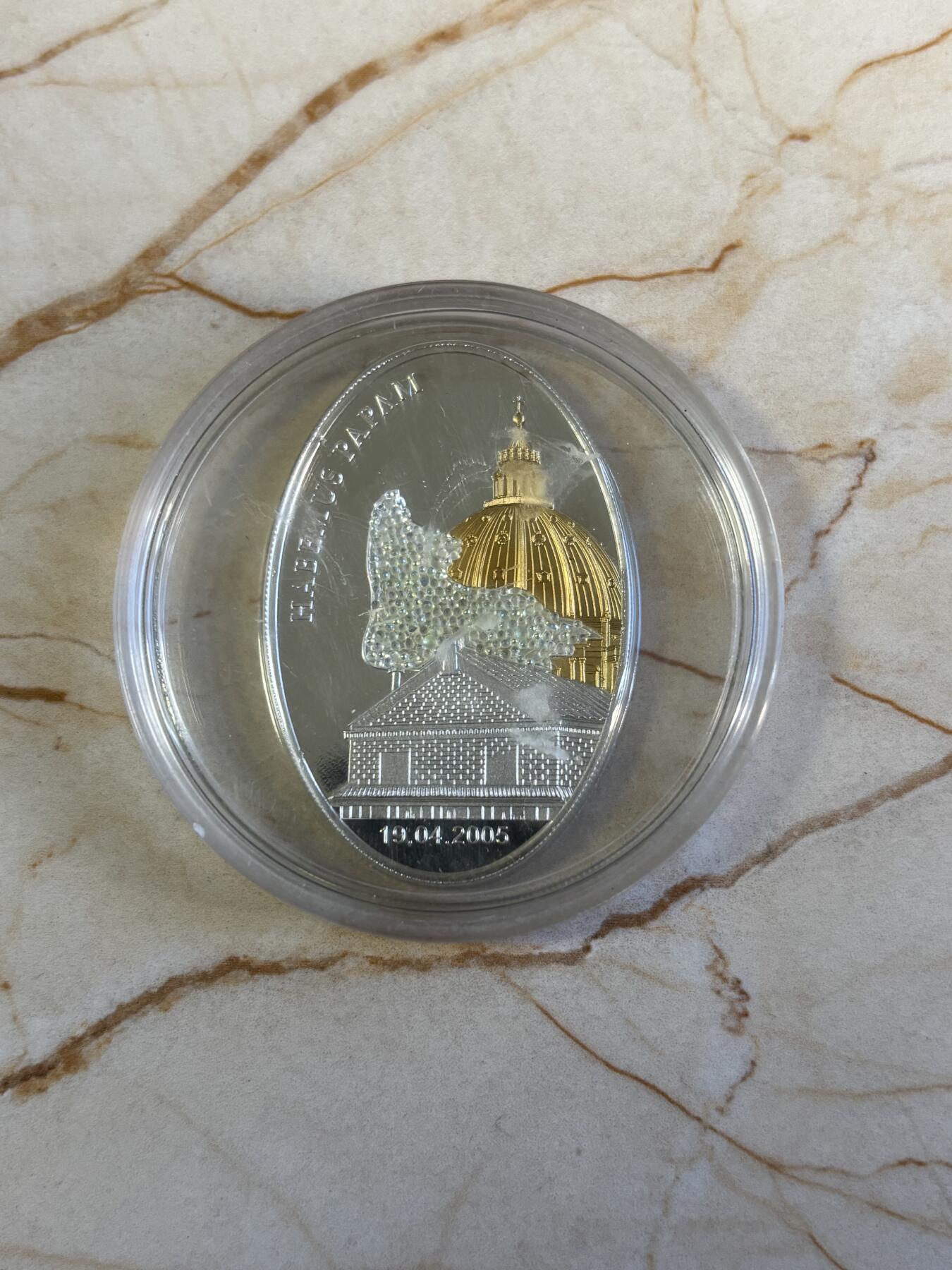 第196期拍卖 利比里亚2005新教皇本笃十六世加冕镀金镶水晶币，925银，25克