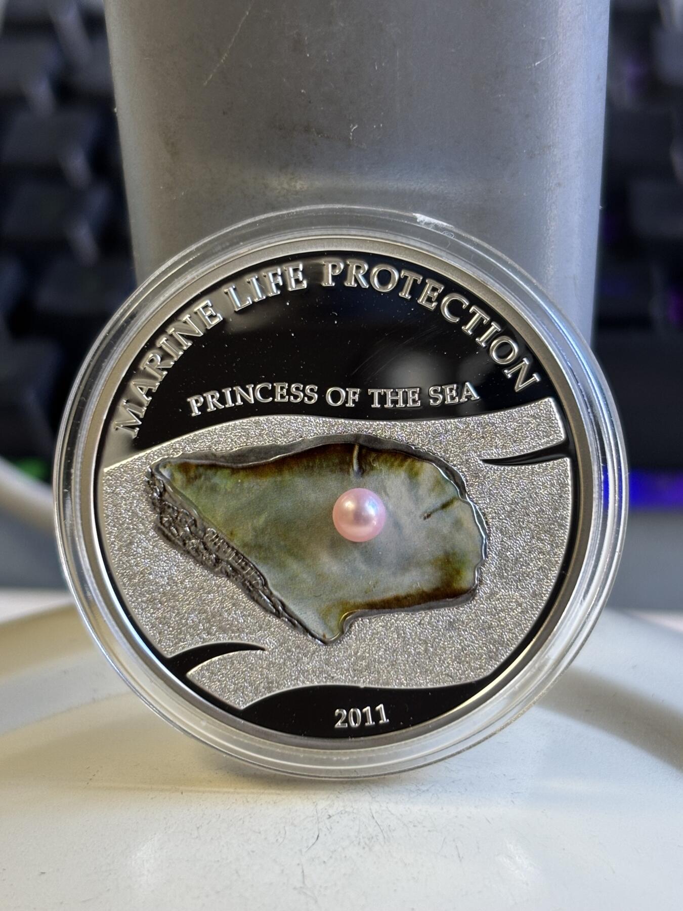 第196期拍卖 帕劳2011年珍珠系列镶嵌天然粉珍珠精制纪念彩银币，925银，25克，有丝痕