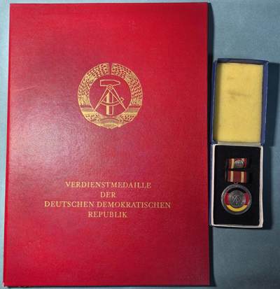 盛世勋华——号角文化勋章邮票专场拍卖第312期 - 东德国家功勋奖章 原盒带略 带1974年大证书 带授勋仪式请柬