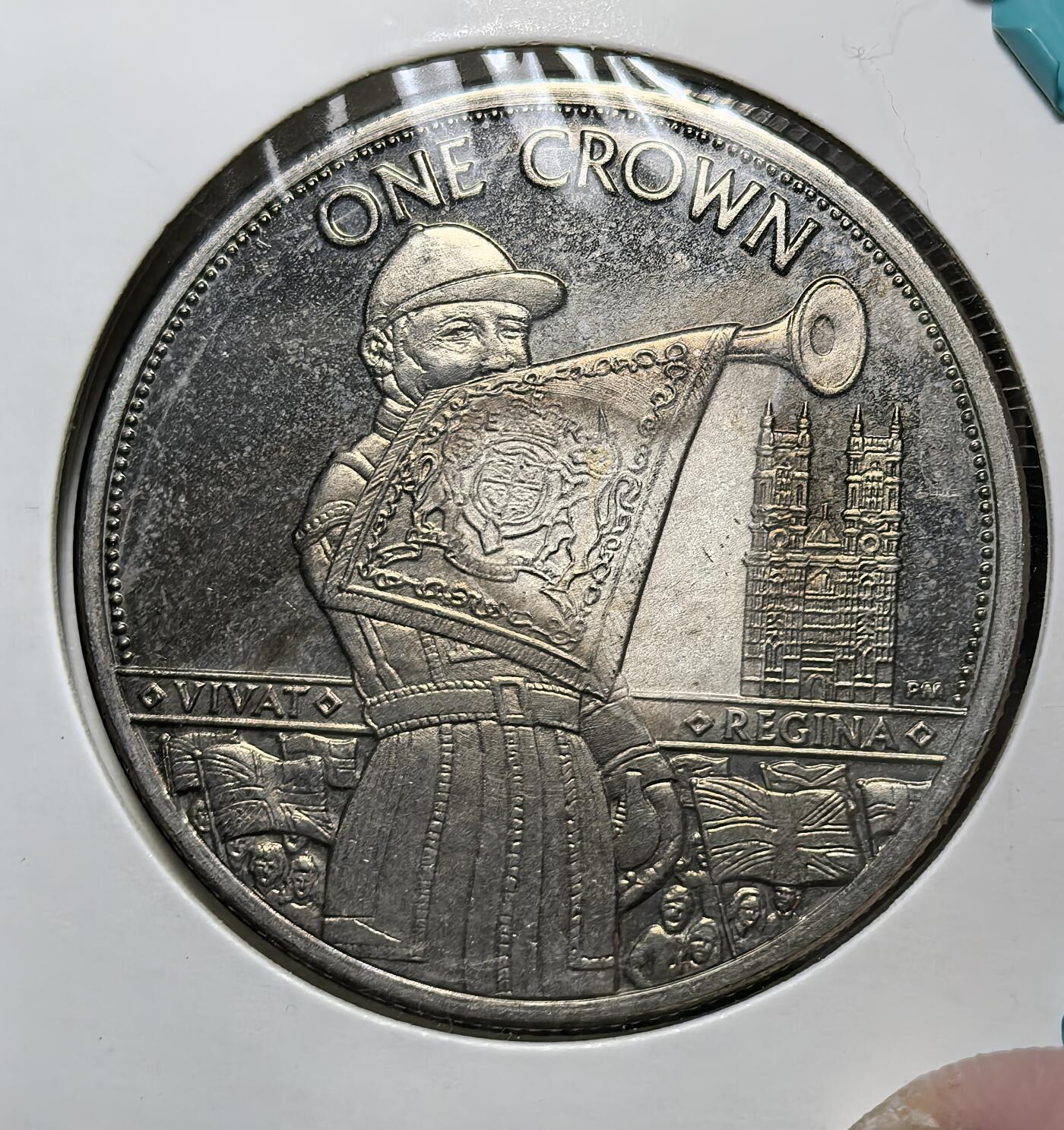 外国优质银币克朗币纪念章，每周六晚九点倒数截拍，满百包邮可寄存，持续收拍 马恩岛2012年伊丽莎白二世登基钻禧 1 克朗纪念币，正面为女王肖像，背面以号手与西敏寺呼应 “VIVAT REGINA”，纪念女王在位 60 周年，见证英国王室庆典与马恩岛货币传统。