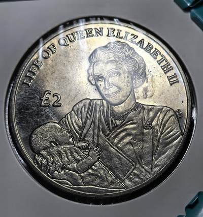 外国优质银币克朗币纪念章，每周六晚九点倒数截拍，满百包邮可寄存，持续收拍 - 阿森松岛2012年纪念伊丽莎白二世登基钻禧2镑纪念币，正面是女王不同时期双肖像，背面刻画女王怀抱查尔斯王子的场景，定格其人生重要阶段，致敬女王一生。