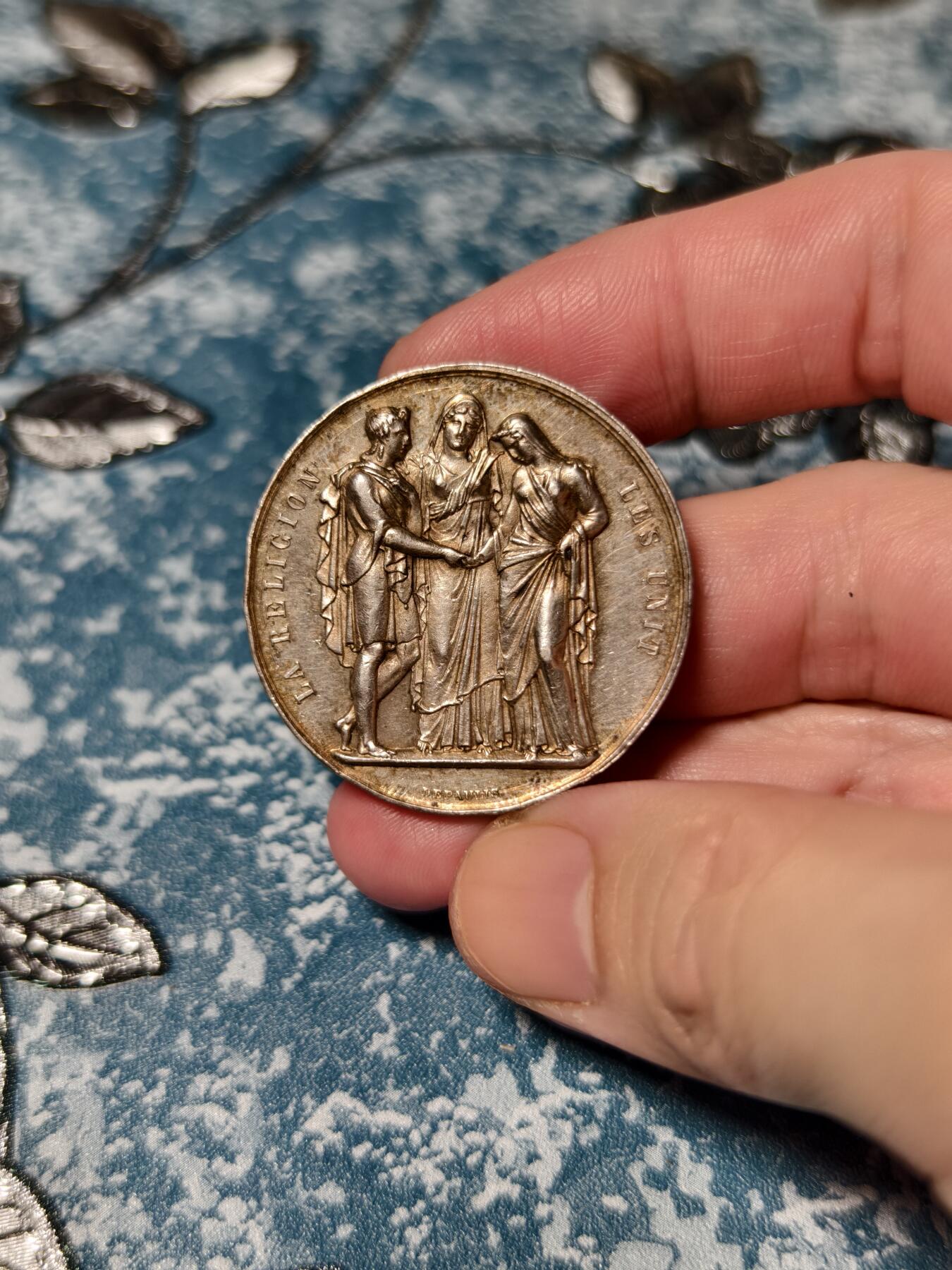 抚柳草堂-第二十二期章牌钱币  奖章勋章 满百包邮 放漏专场 1874法国婚姻与爱情纪念银章 950银重22g 直径36.5mm 蜜蜂边铭 边道轻微不平整 整体状态不错