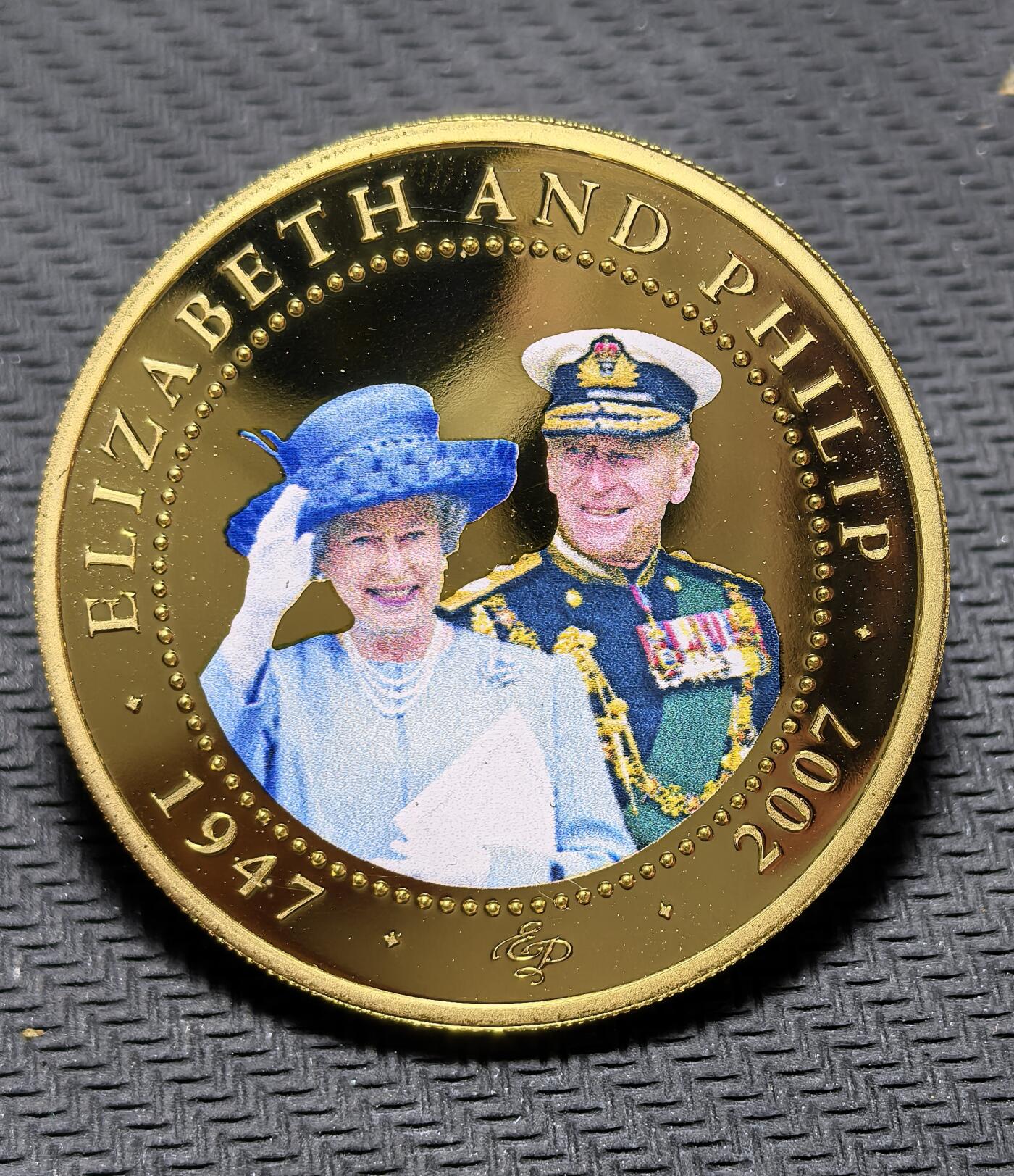 外国优质银币克朗币纪念章，每周六晚九点倒数截拍，满百包邮可寄存，持续收拍 镀金库克群岛2007年1元纪念币，为纪念伊丽莎白二世与菲利普亲王钻石婚发行，正面是女王标准肖像，背面为夫妇合影，定格王室婚姻传奇。